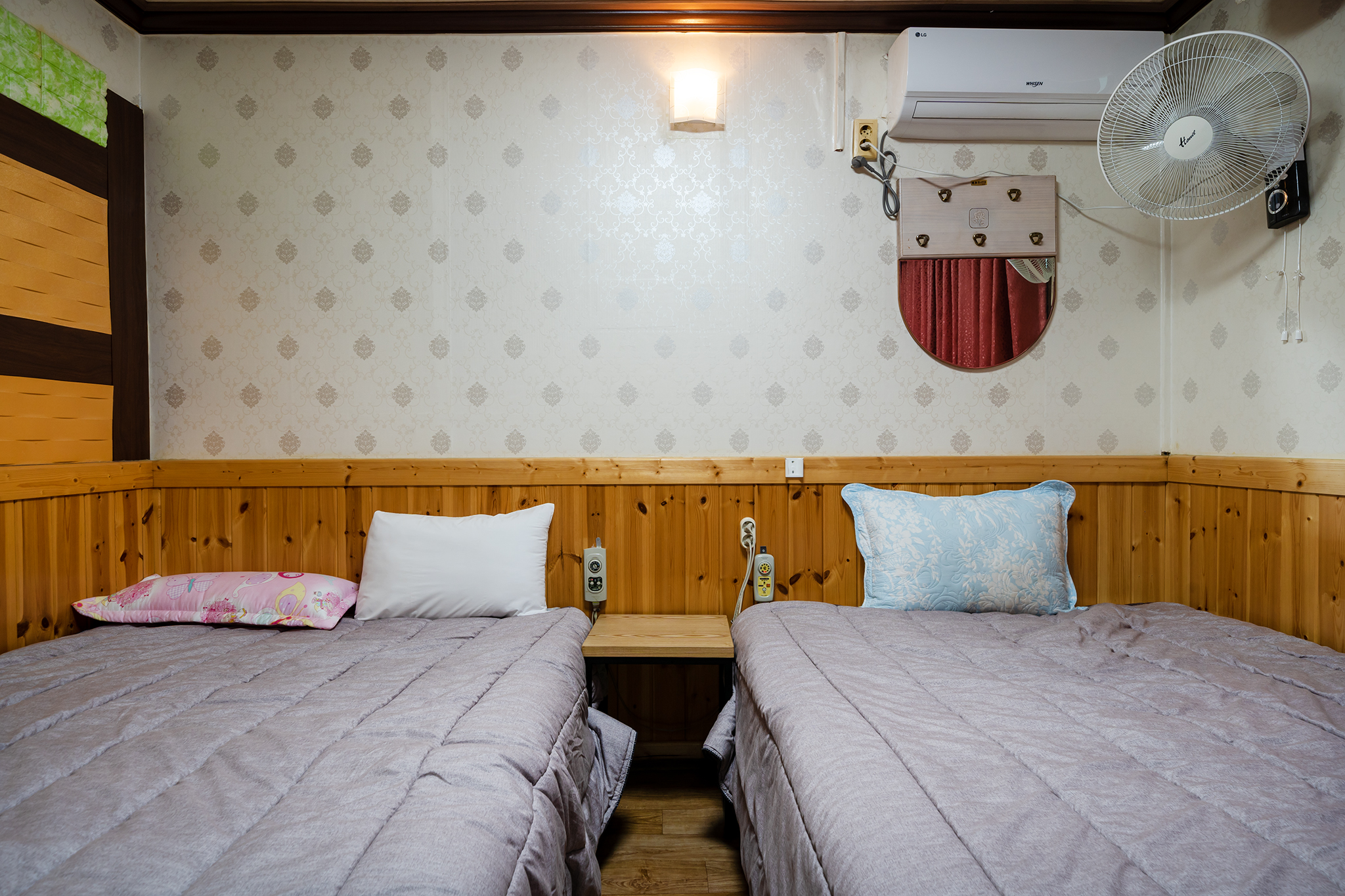 room detail thumbnail 2