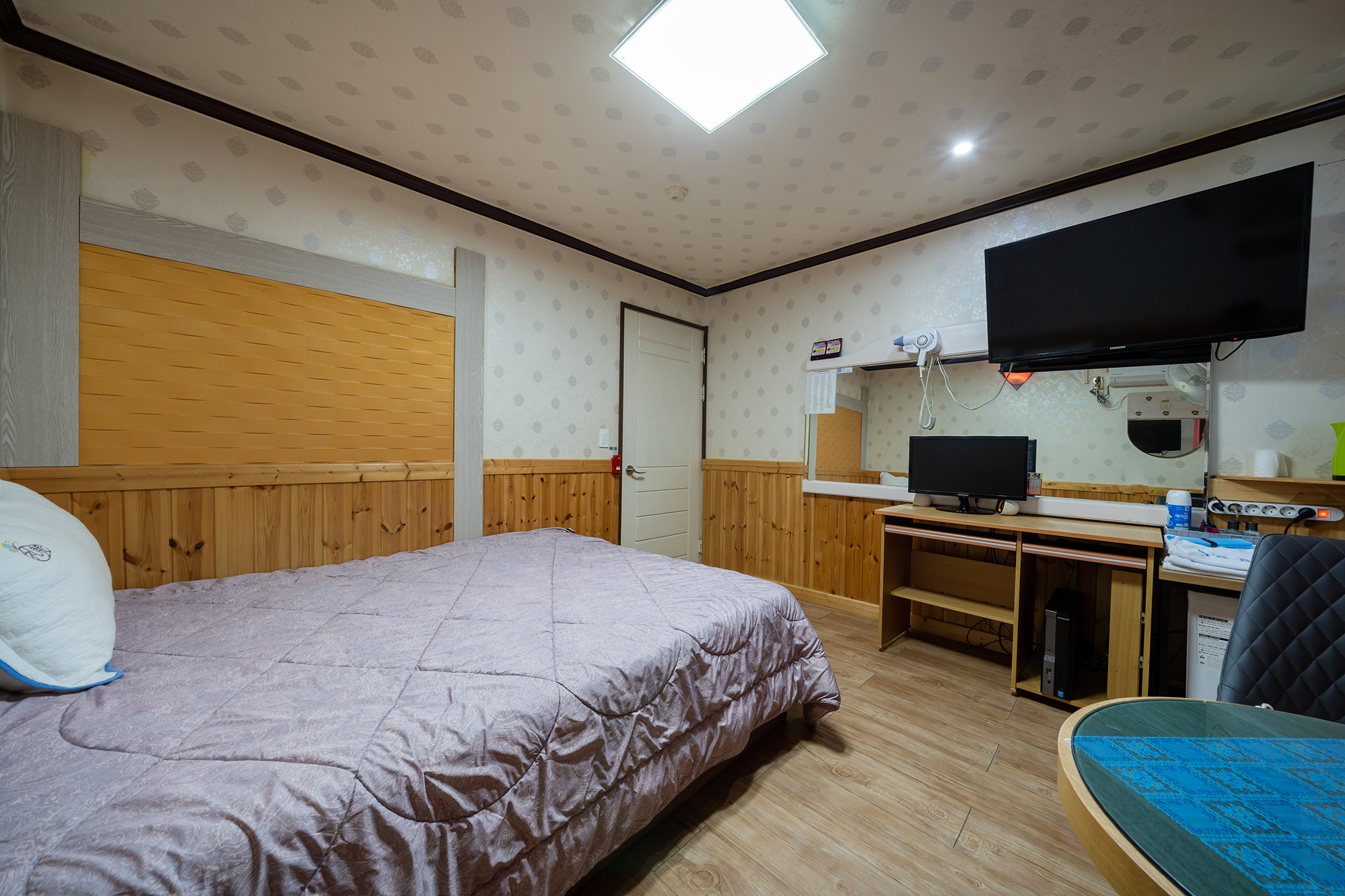 room detail thumbnail 2