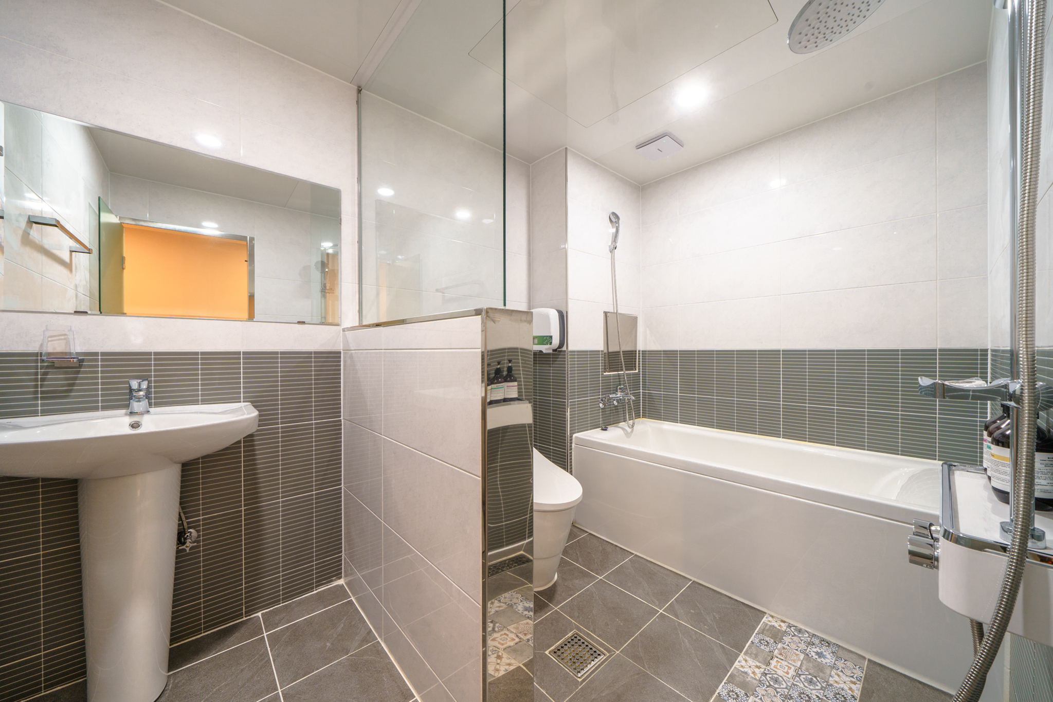 room detail thumbnail 2