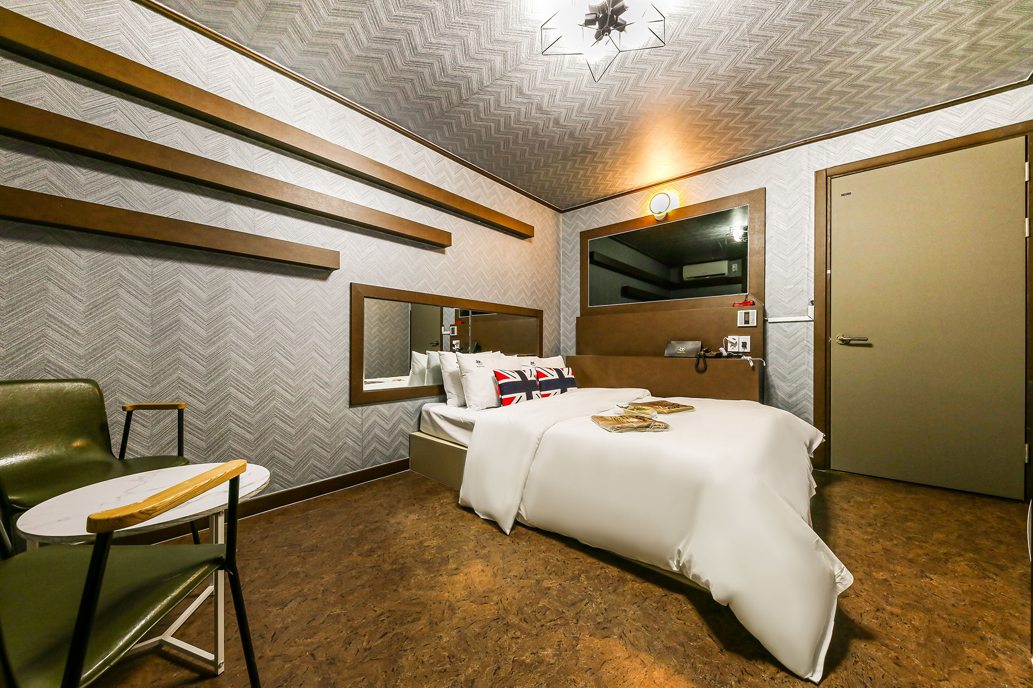 room detail thumbnail 2