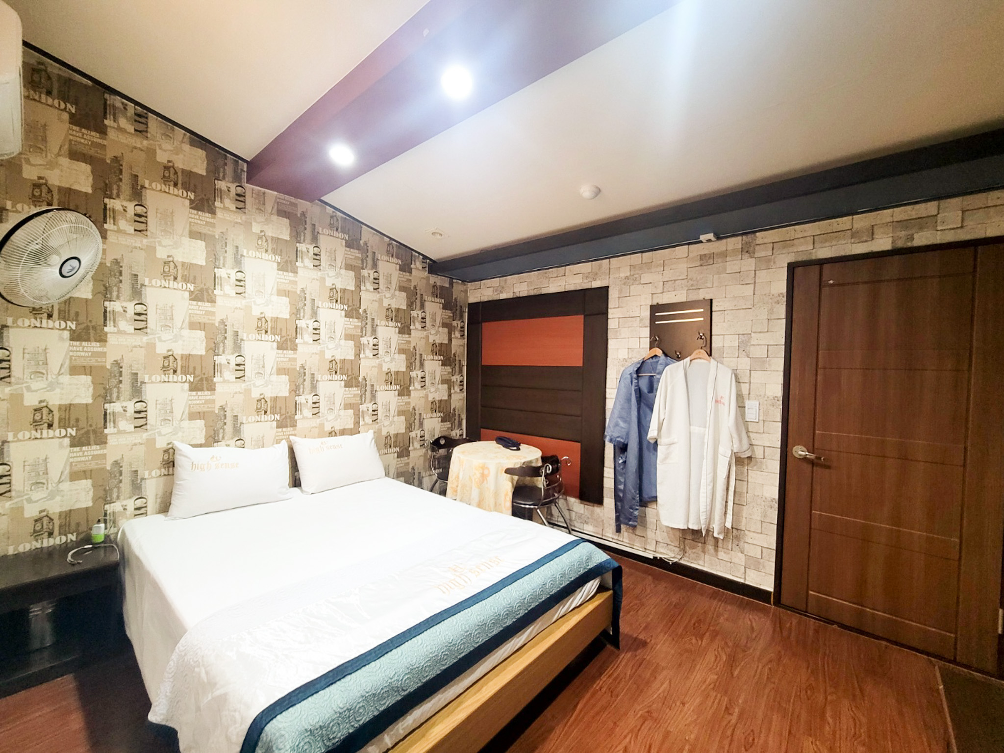 room detail thumbnail 1