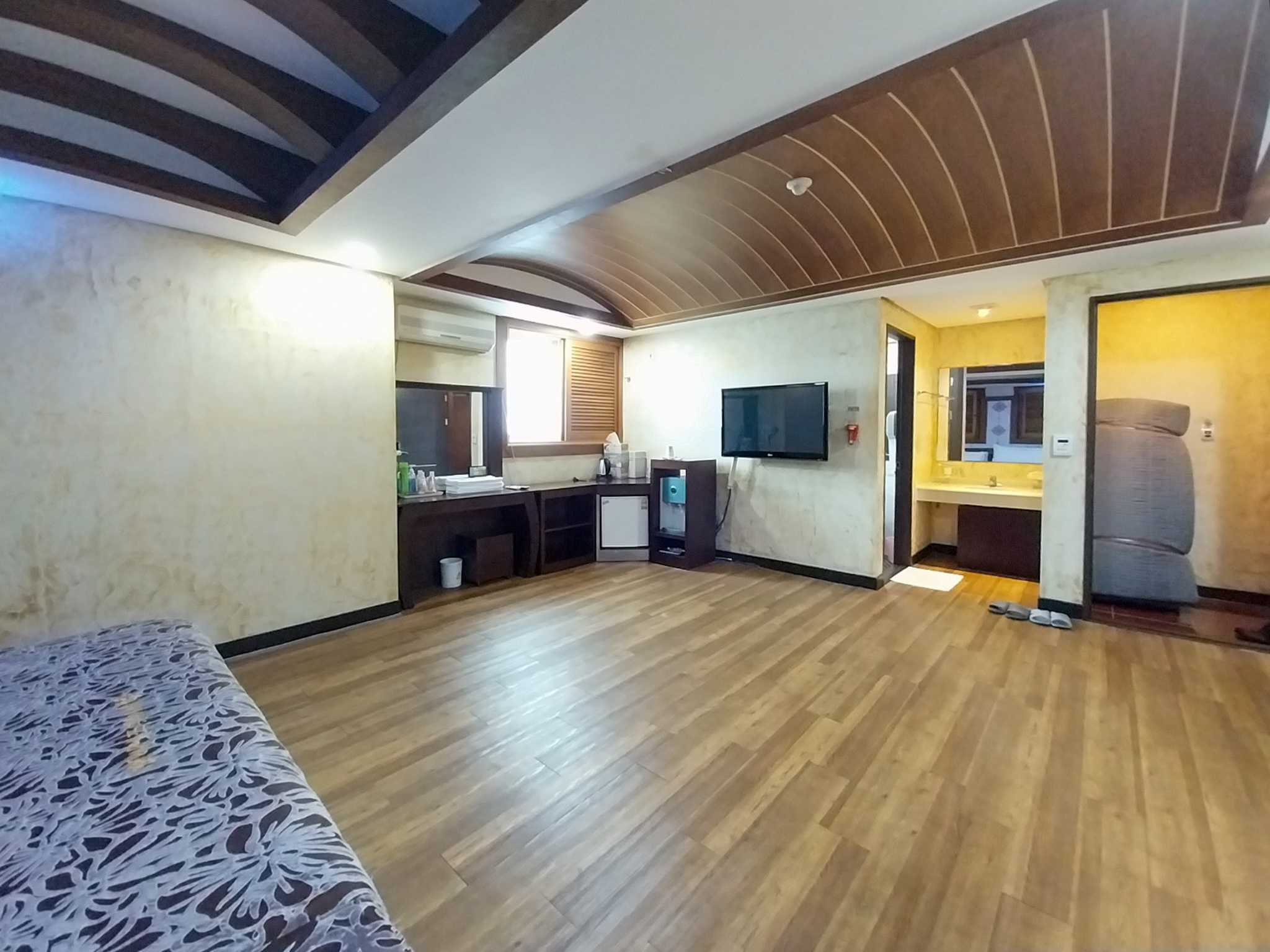 room detail thumbnail 2