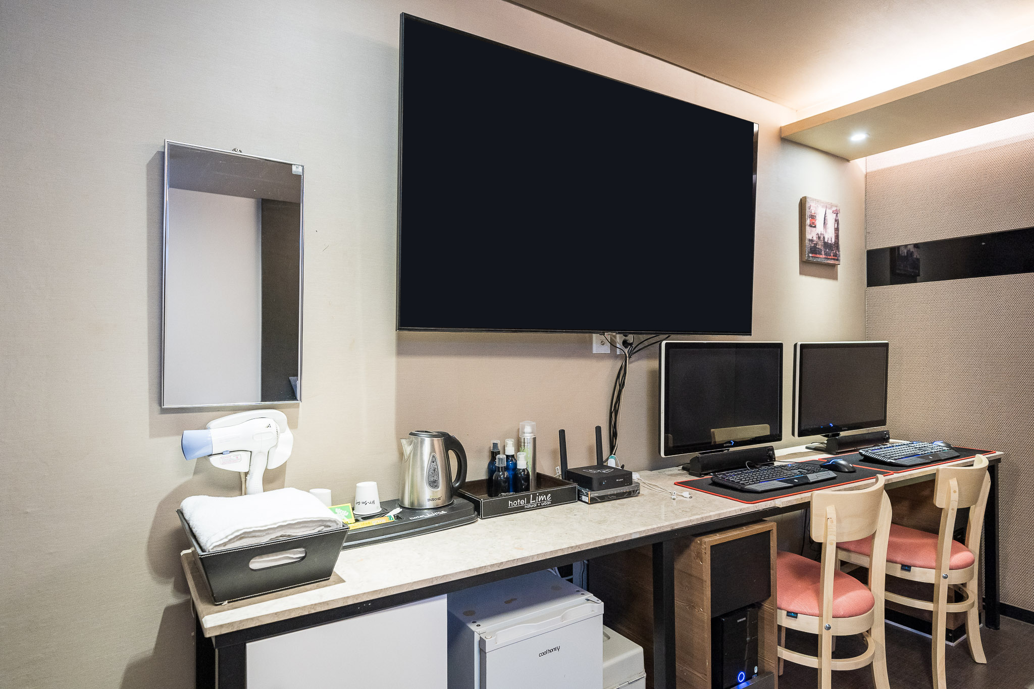 room detail thumbnail 2