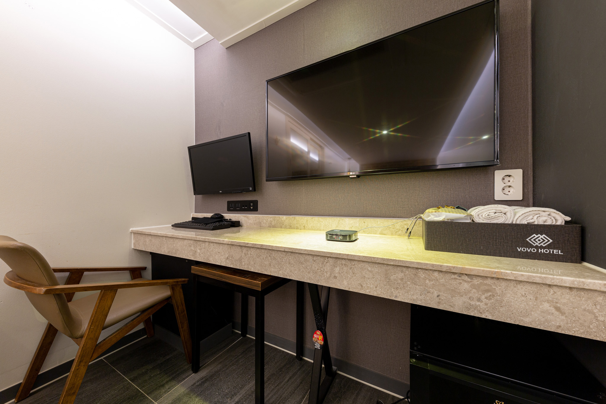 room detail thumbnail 2