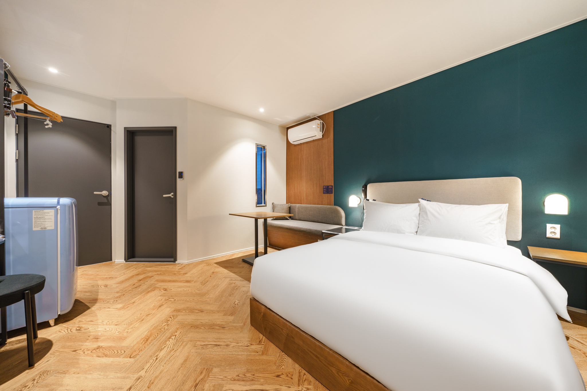 room detail thumbnail 2