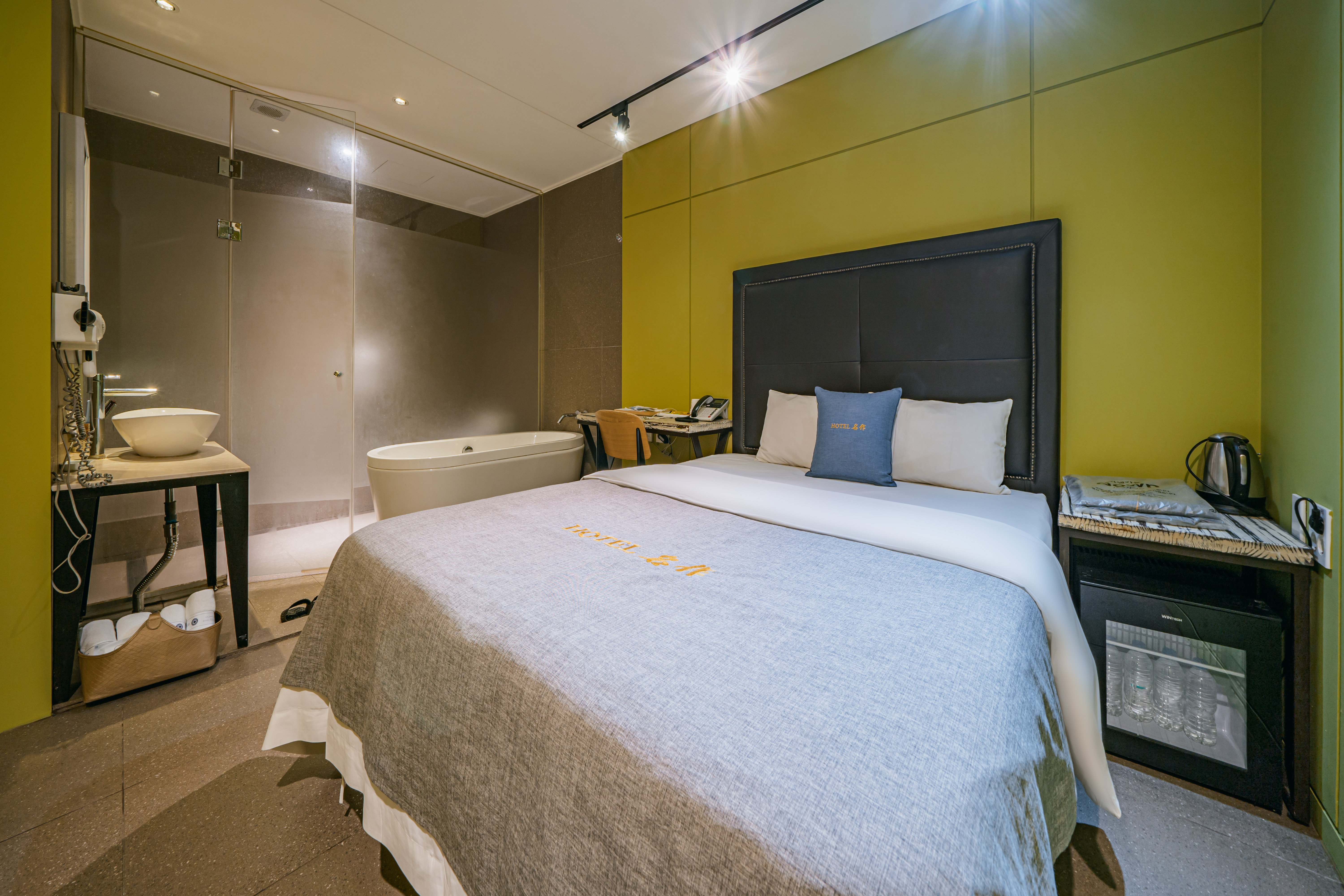 room detail thumbnail 2