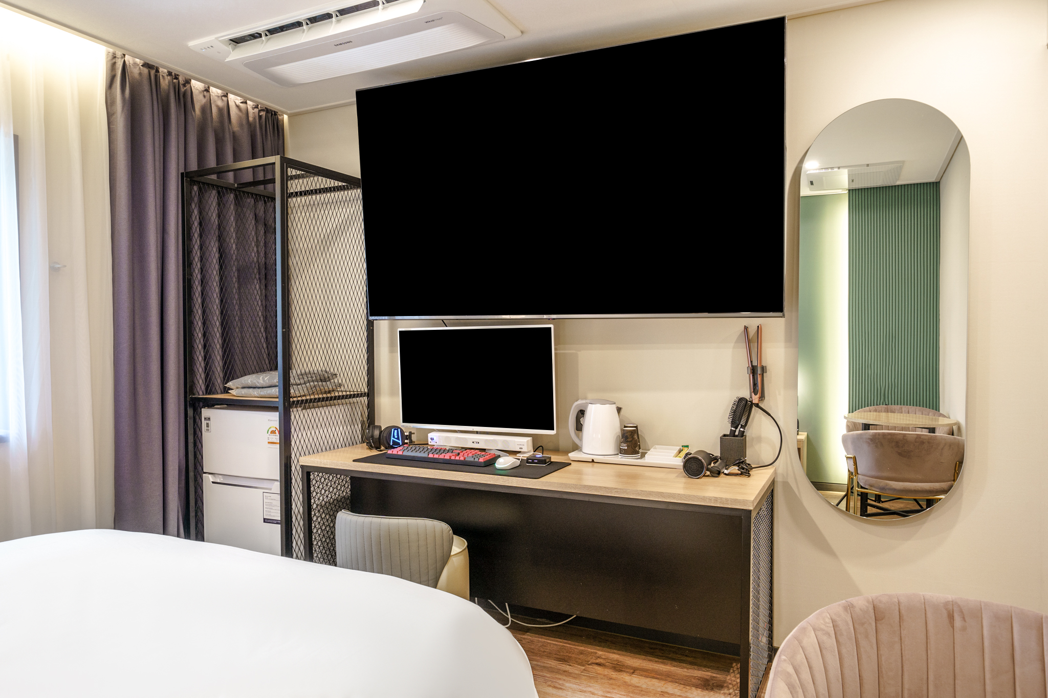 room detail thumbnail 2