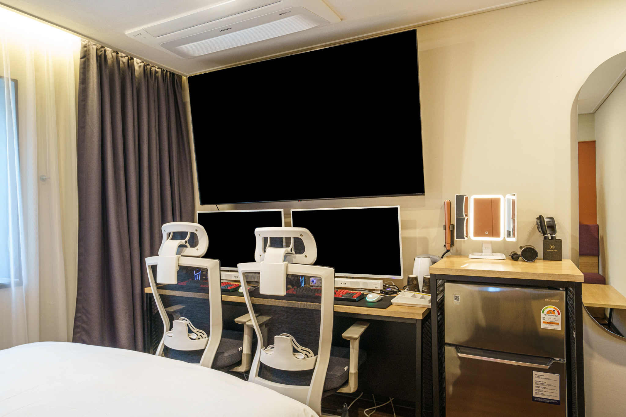 room detail thumbnail 2