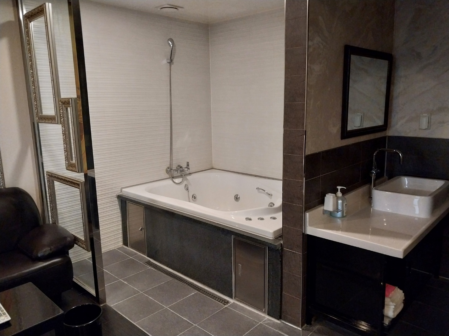 room detail thumbnail 1