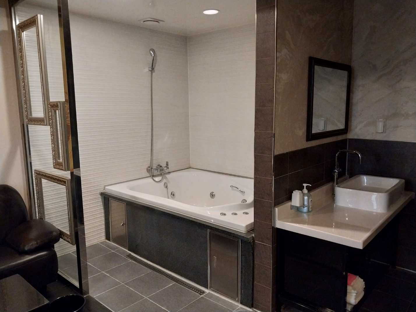 room detail thumbnail 2