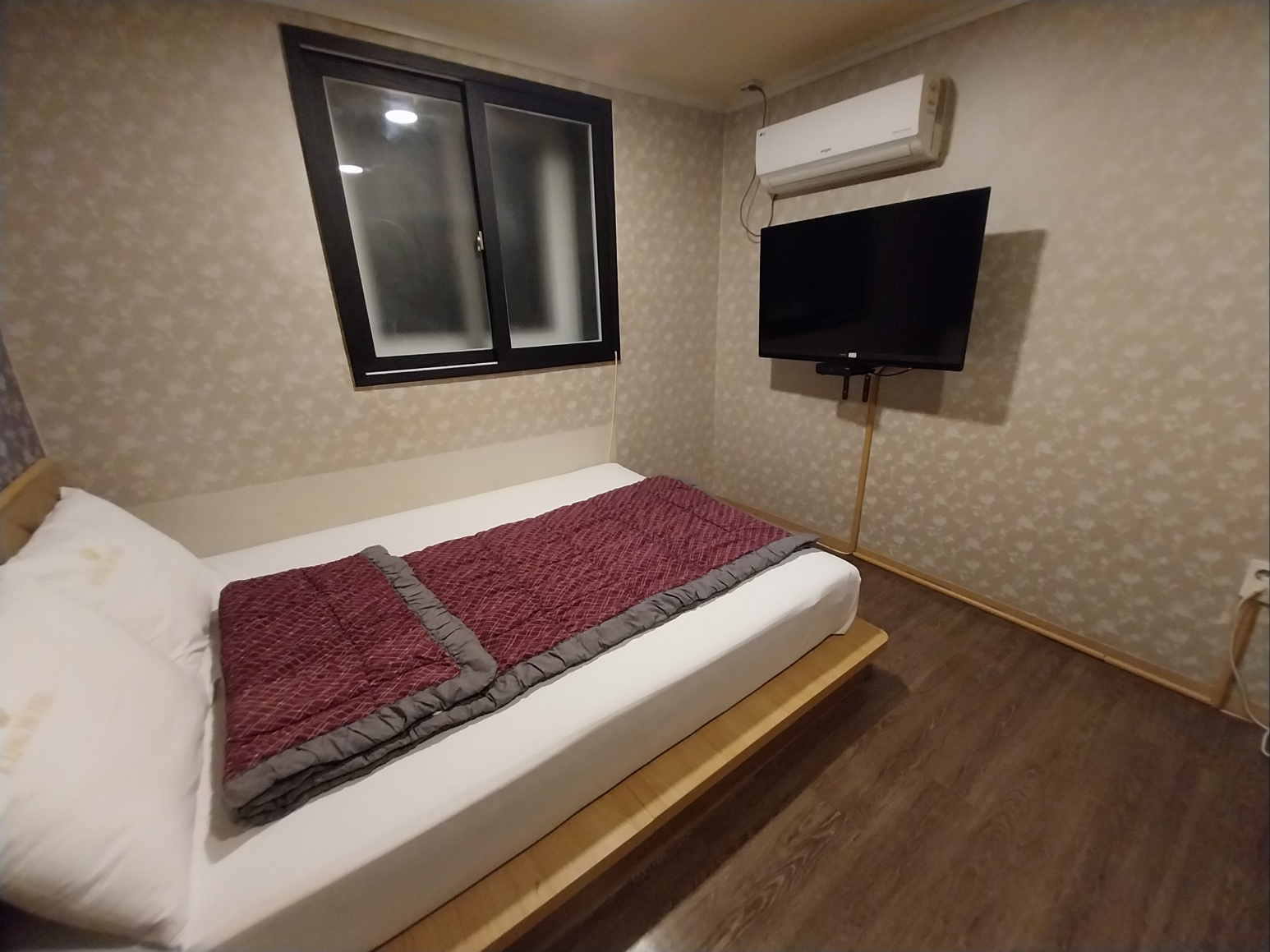 room detail thumbnail 1