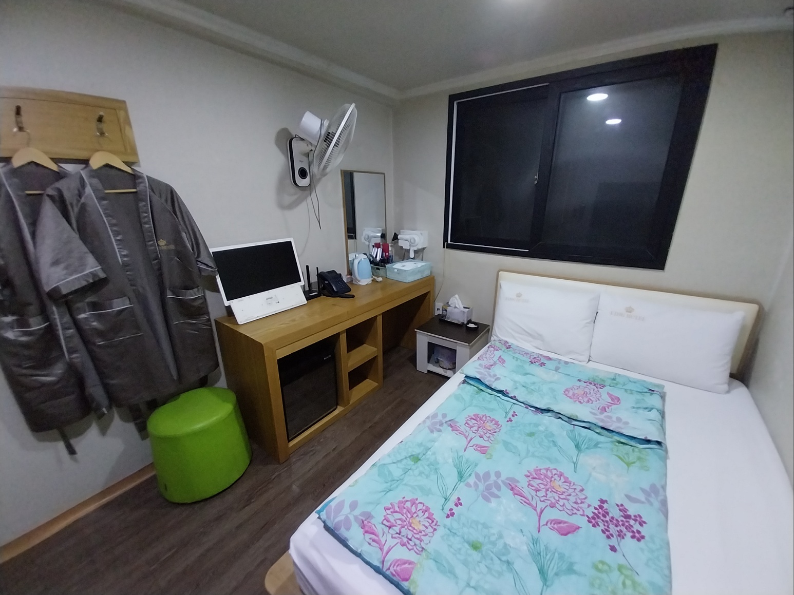 room detail thumbnail 1