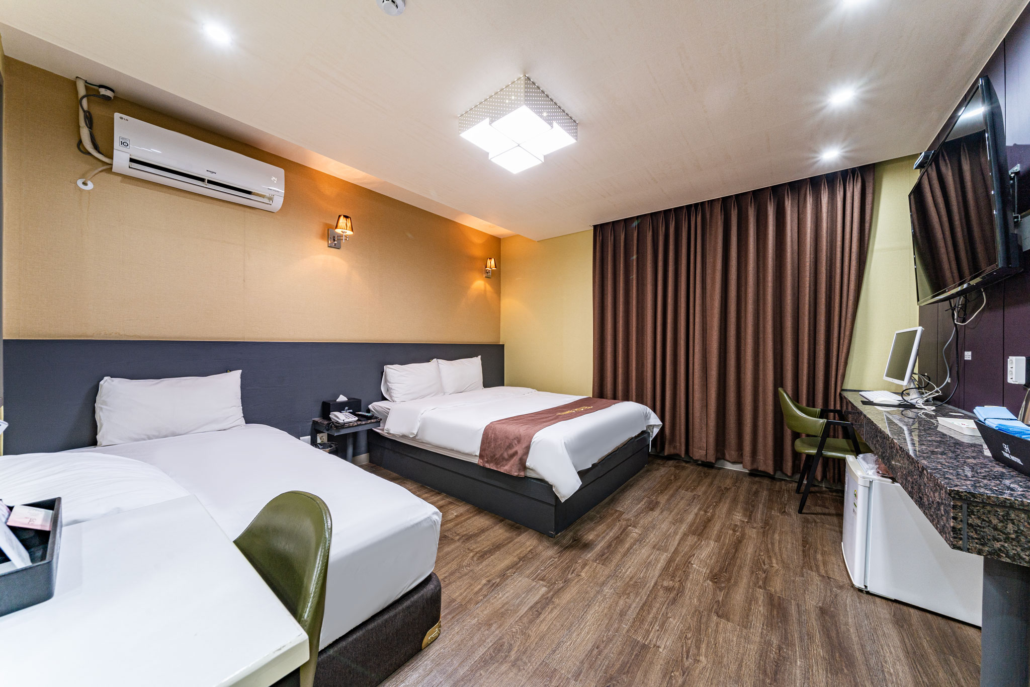 room detail thumbnail 1