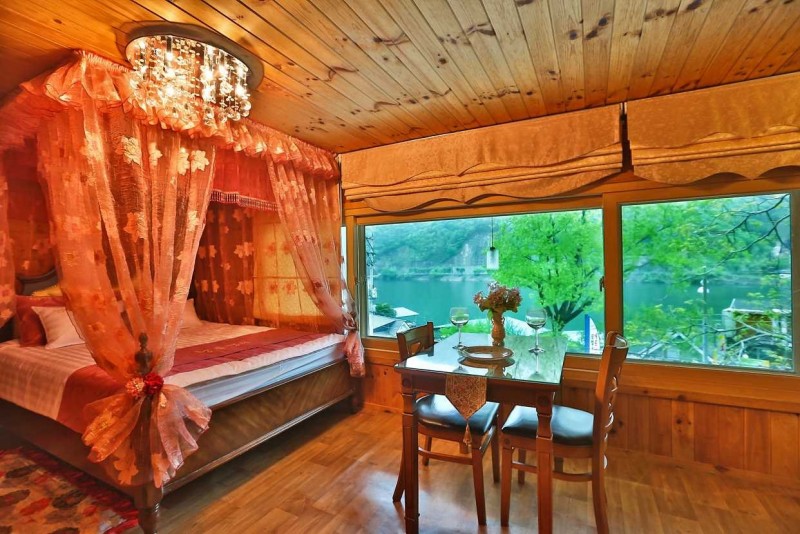 room detail thumbnail 2