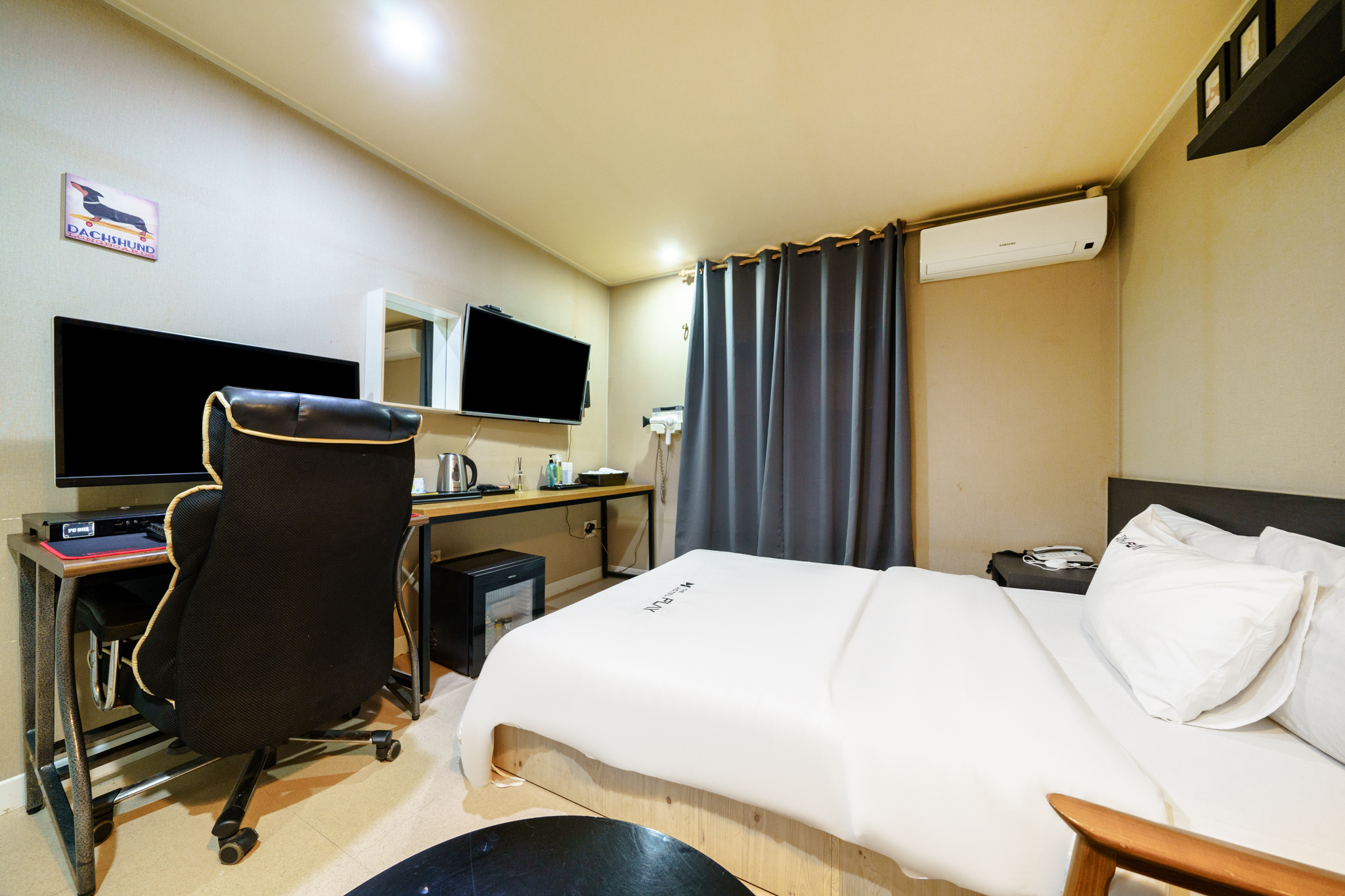 room detail thumbnail 2