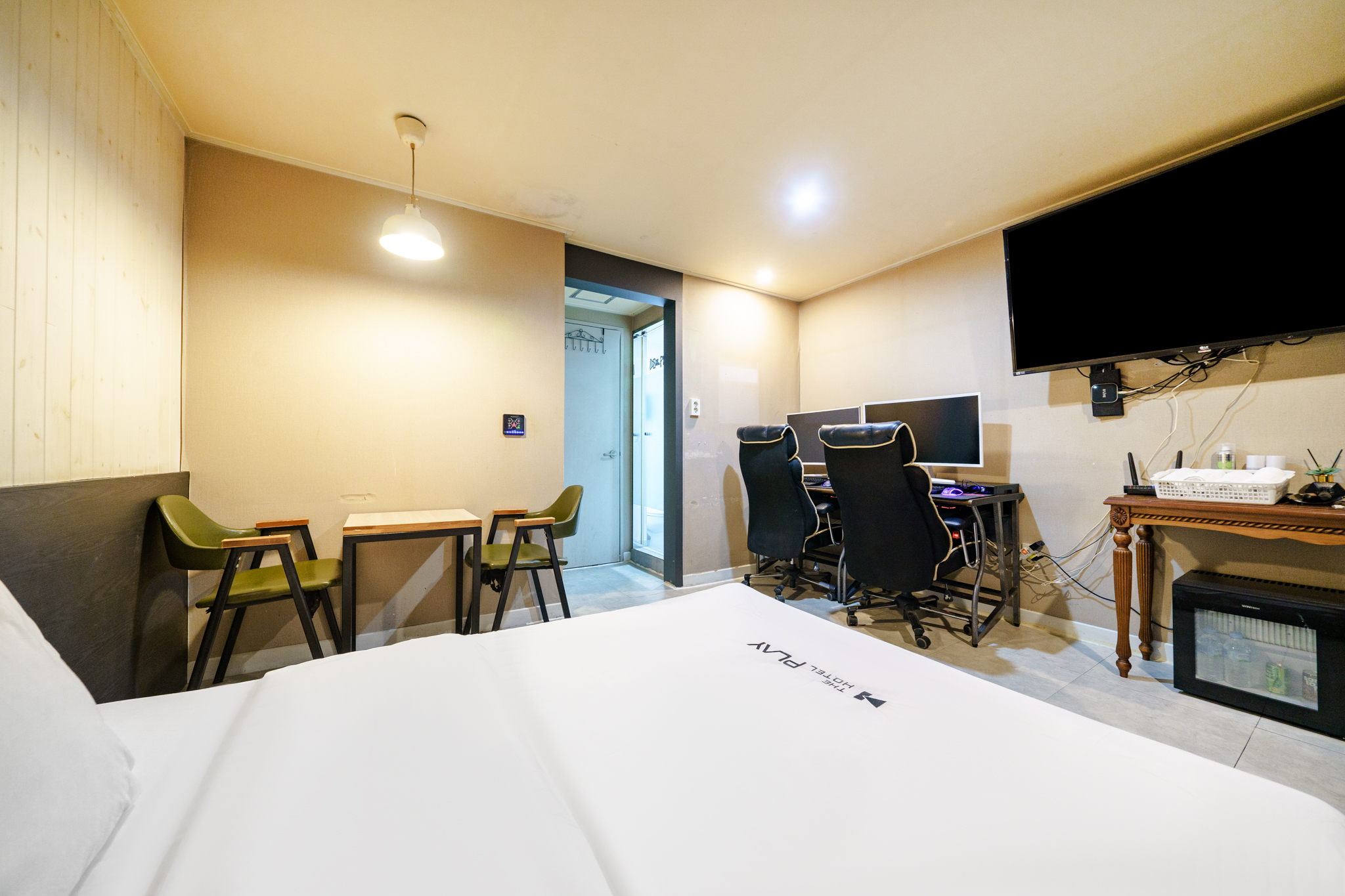 room detail thumbnail 2