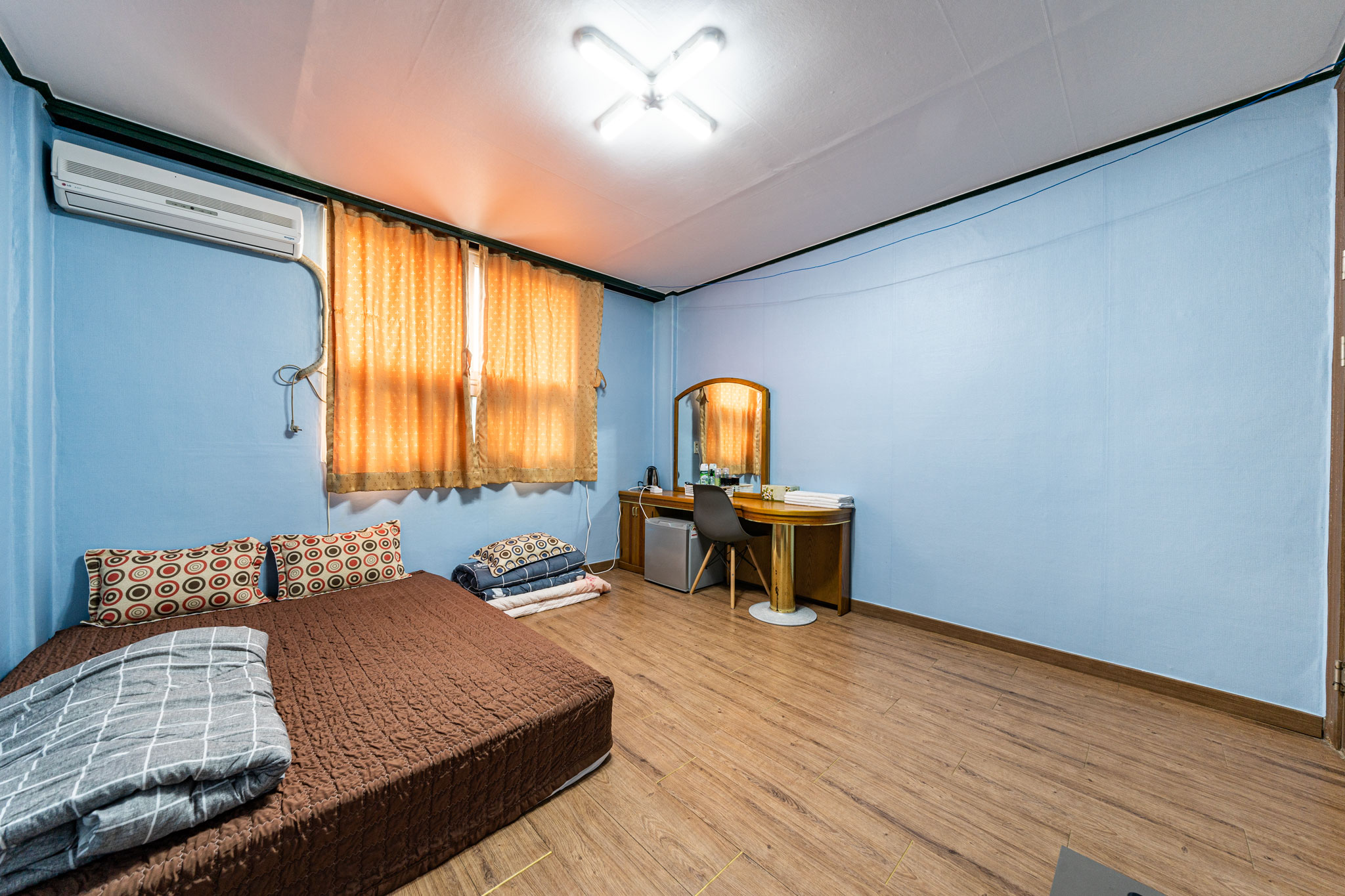 room detail thumbnail 2