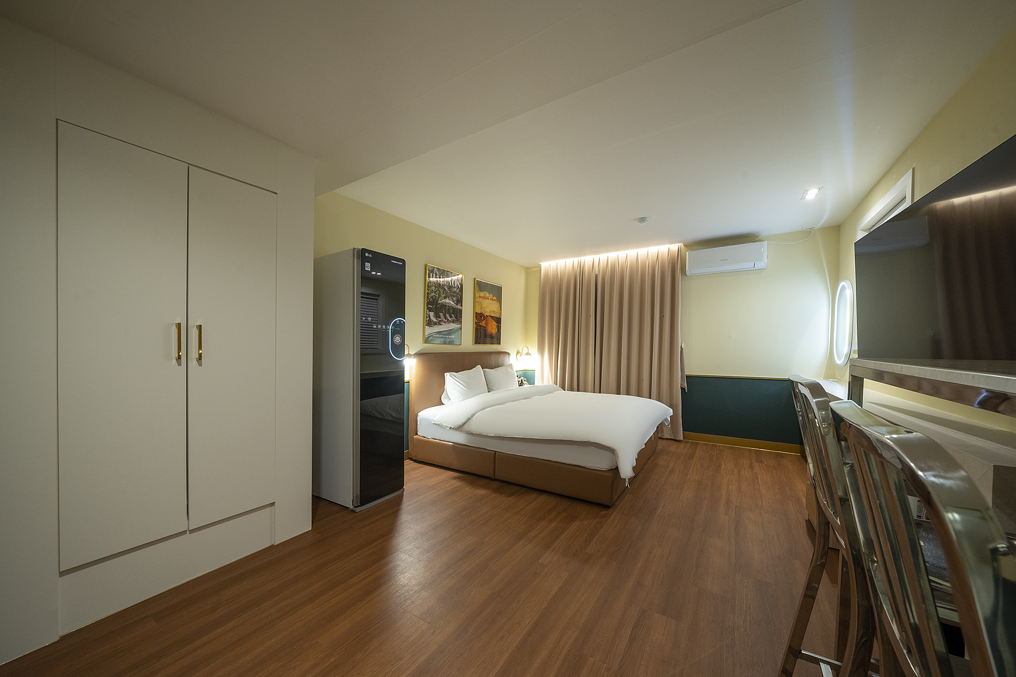 room detail thumbnail 2