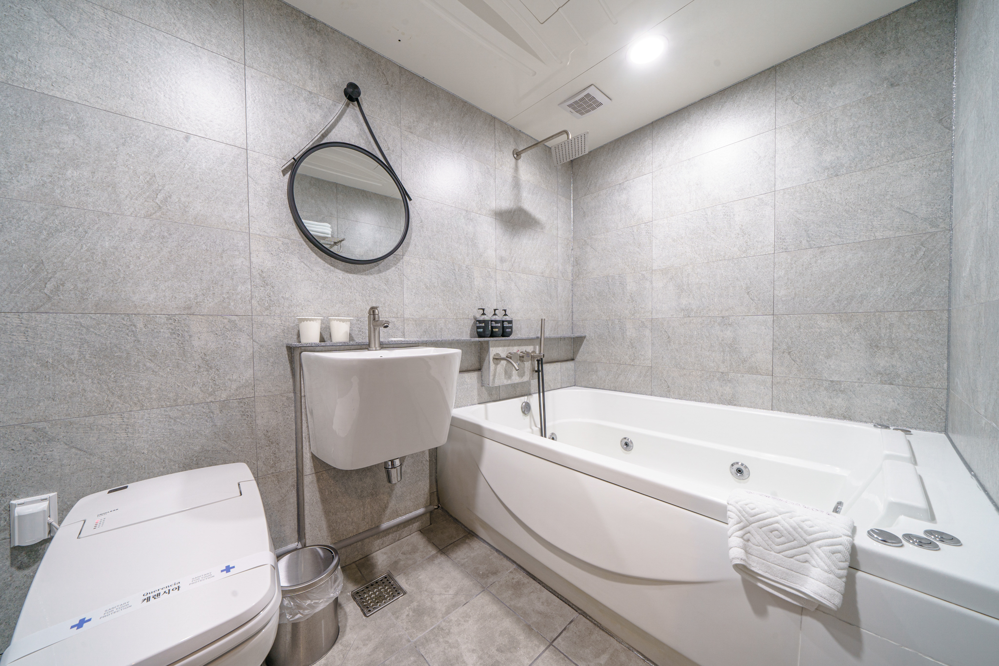 room detail thumbnail 2