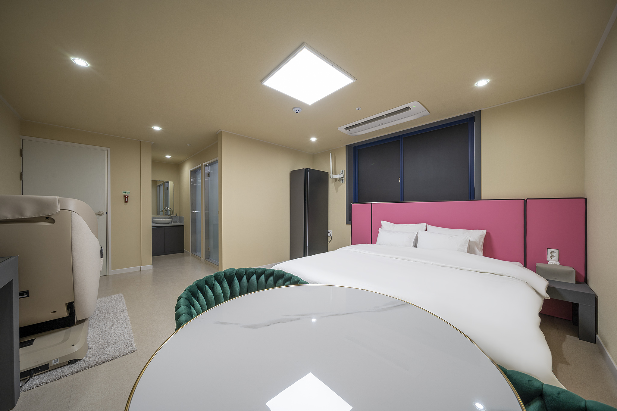 room detail thumbnail 1