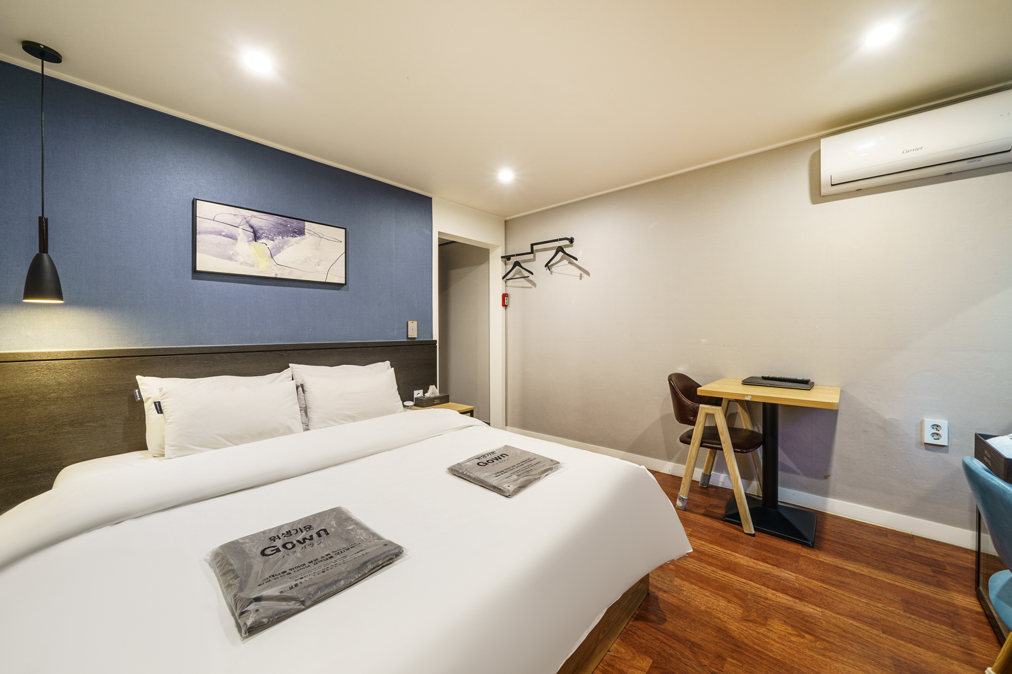 room detail thumbnail 2