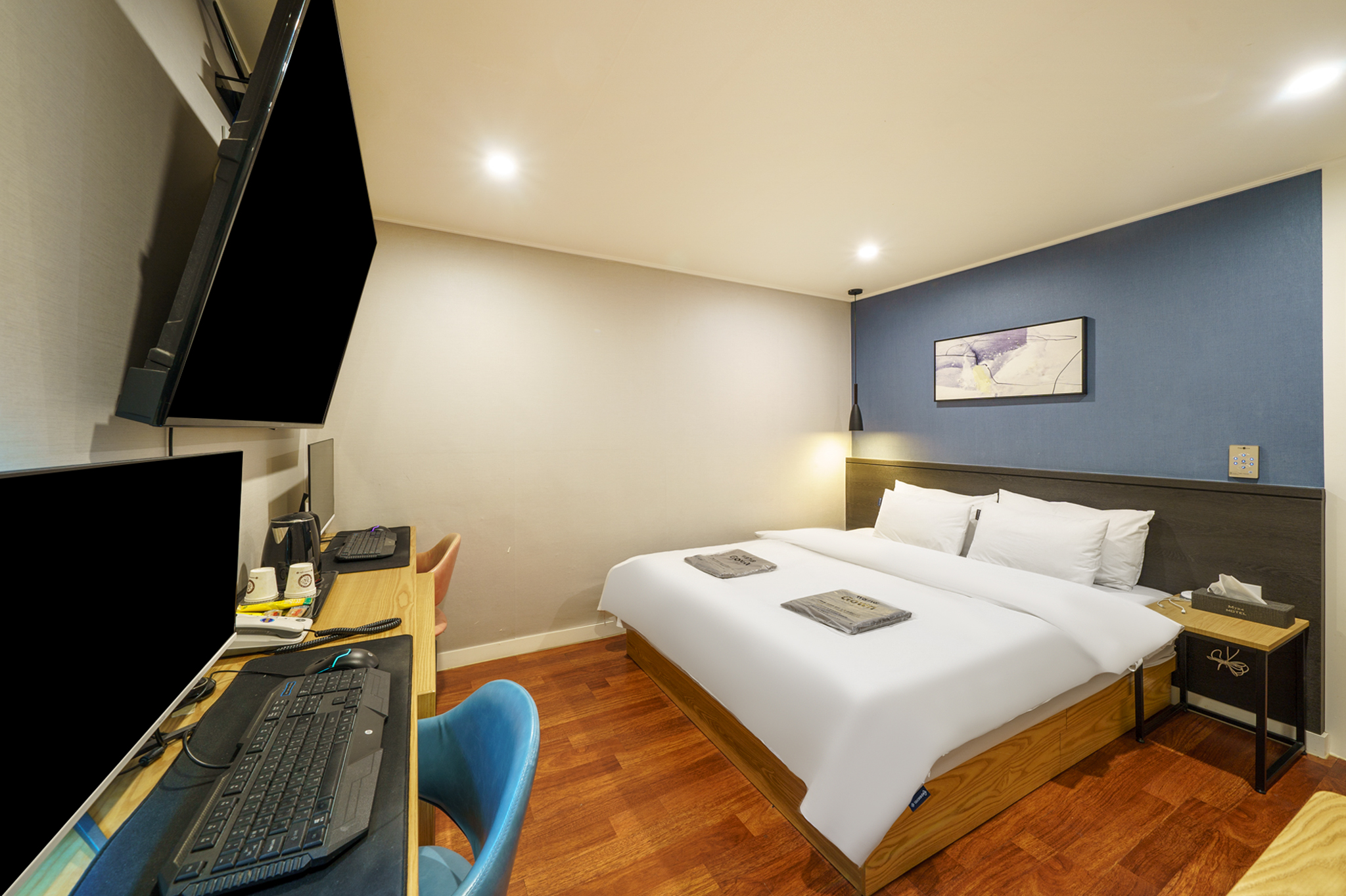 room detail thumbnail 2