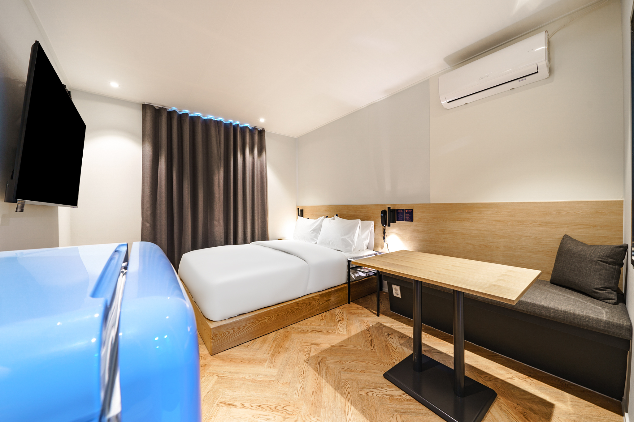 room detail thumbnail 2