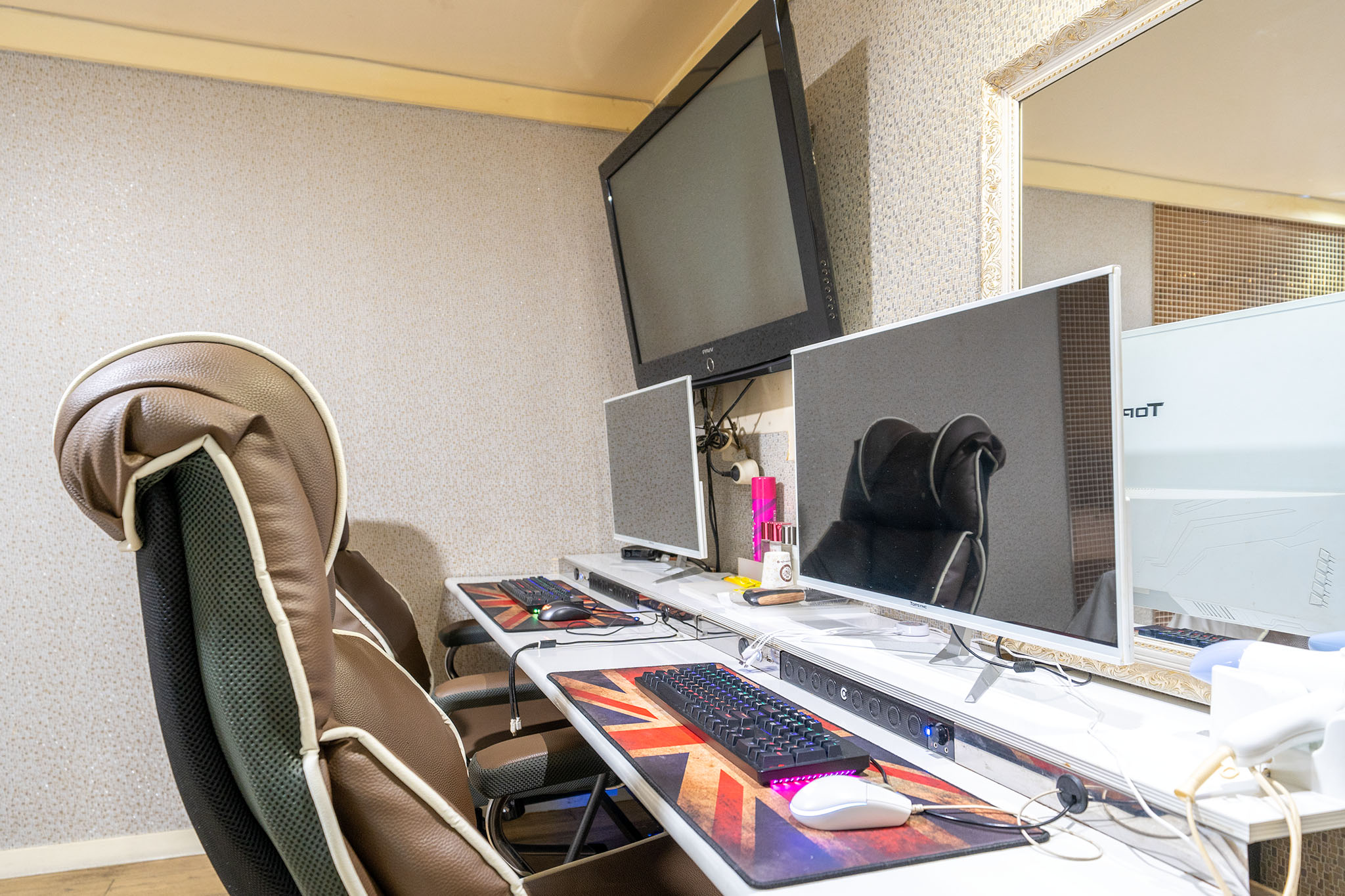 room detail thumbnail 2