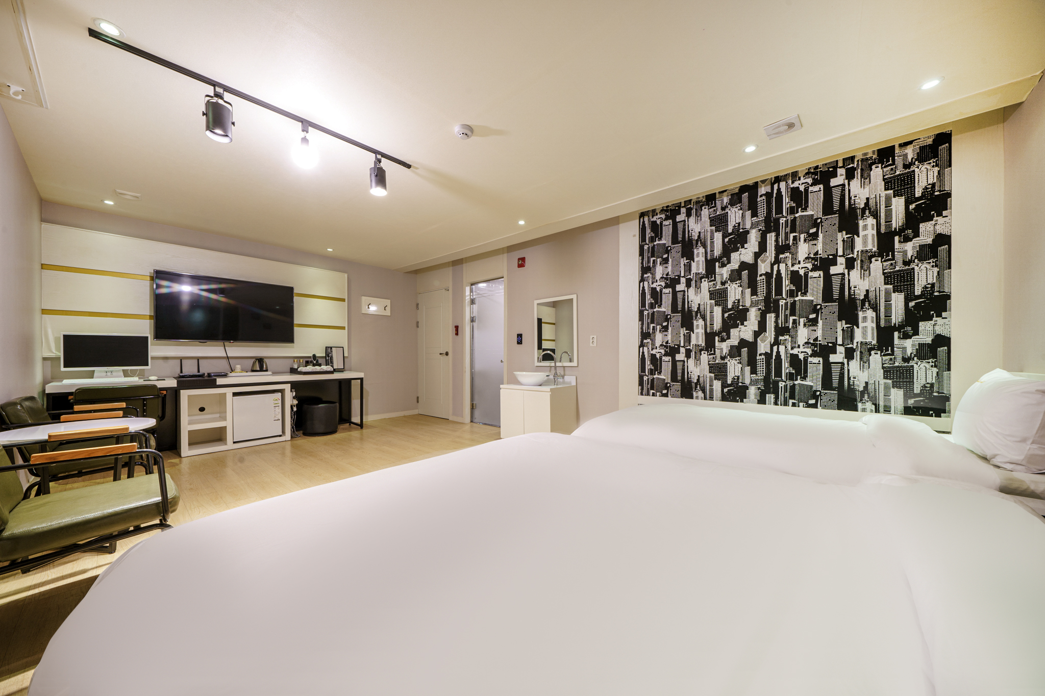 room detail thumbnail 2