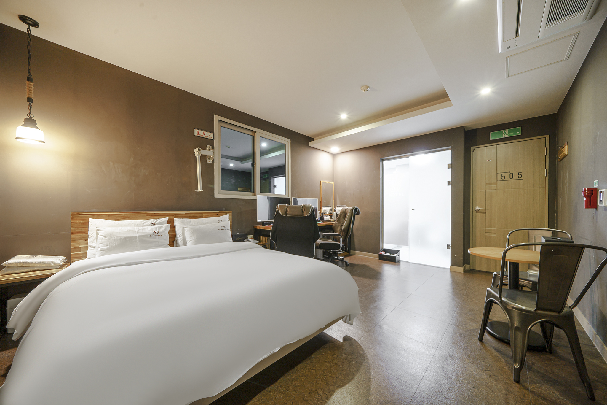 room detail thumbnail 1