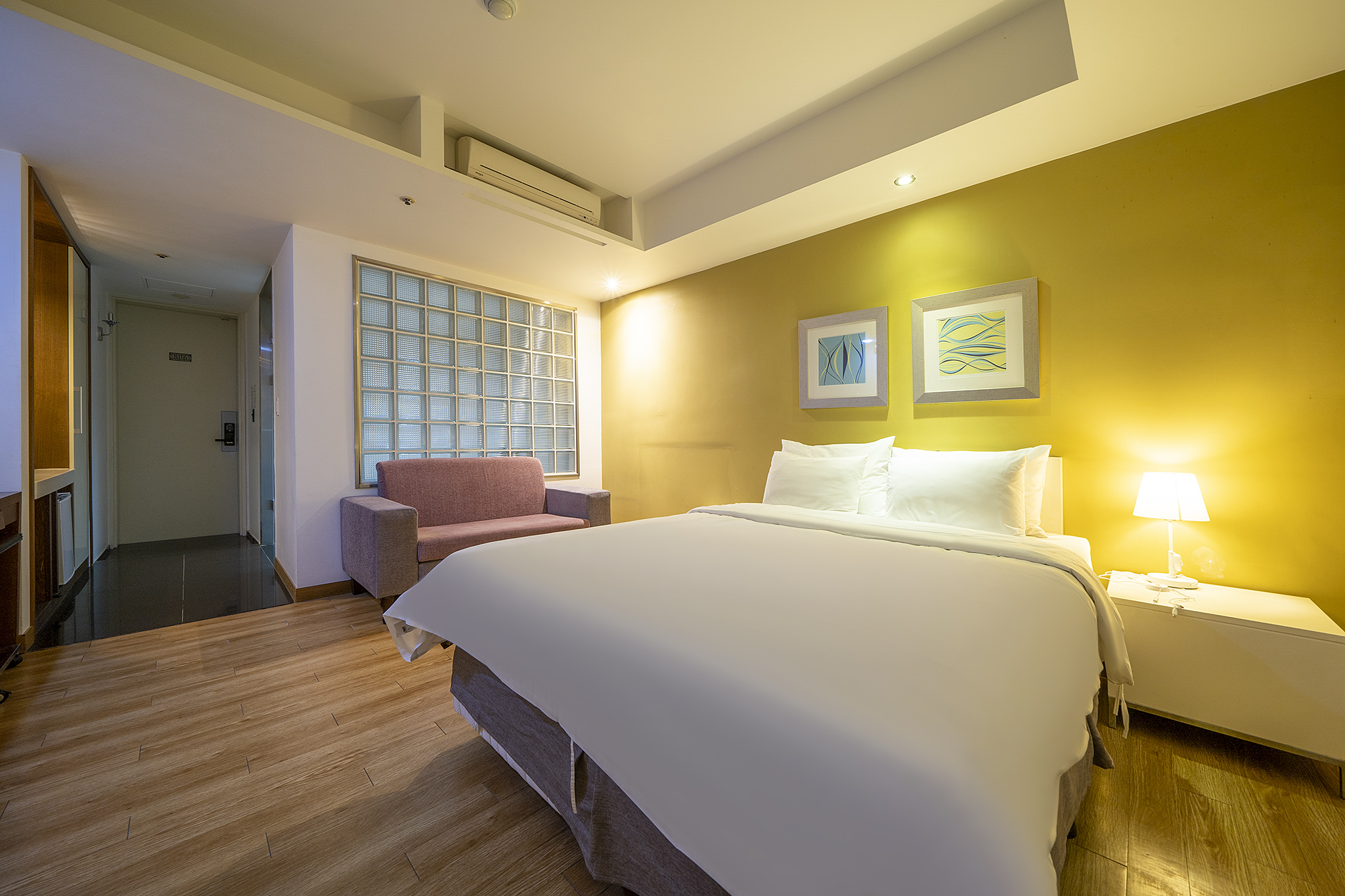 room detail thumbnail 2