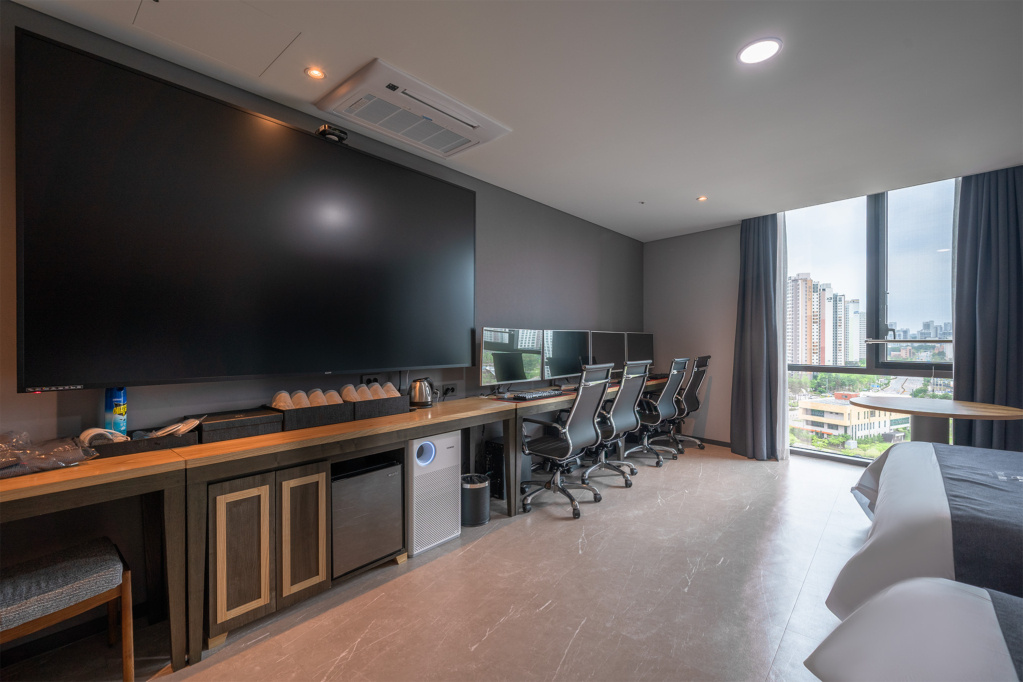 room detail thumbnail 1