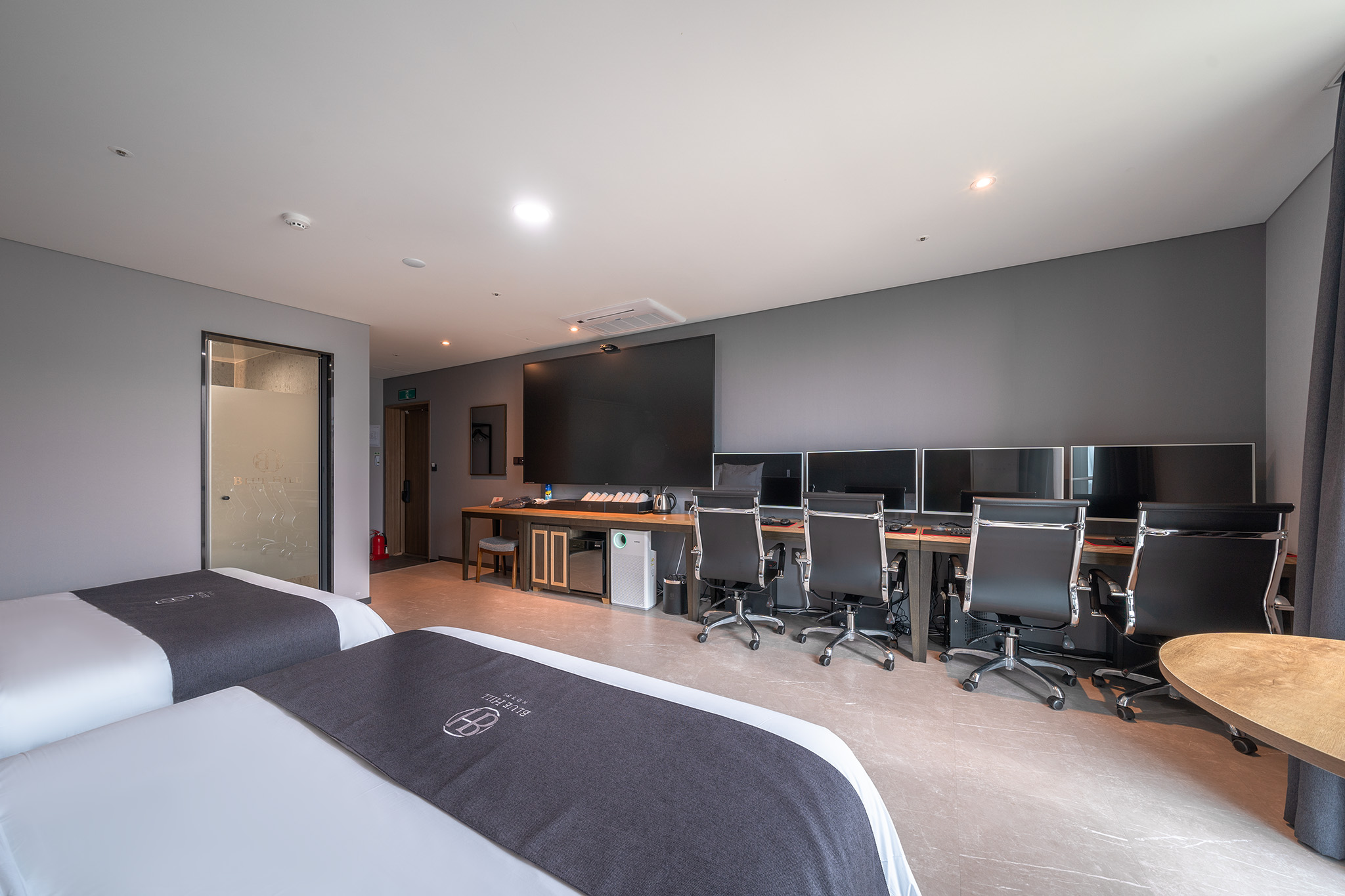 room detail thumbnail 2