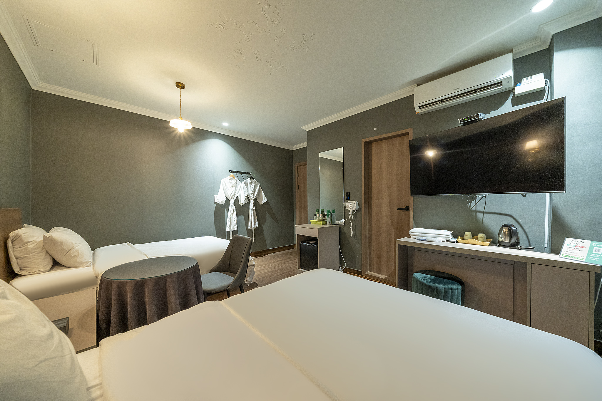 room detail thumbnail 2