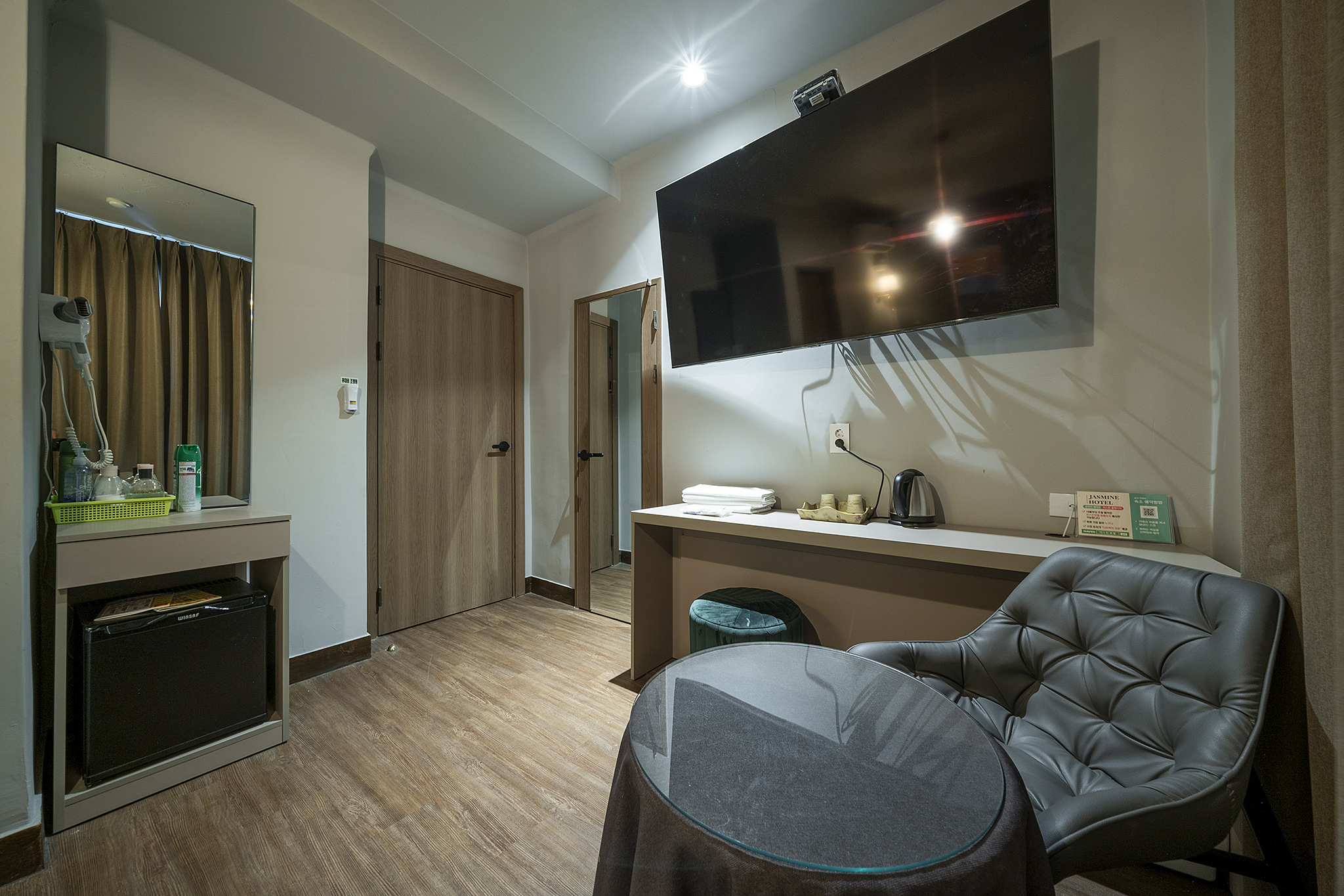 room detail thumbnail 2