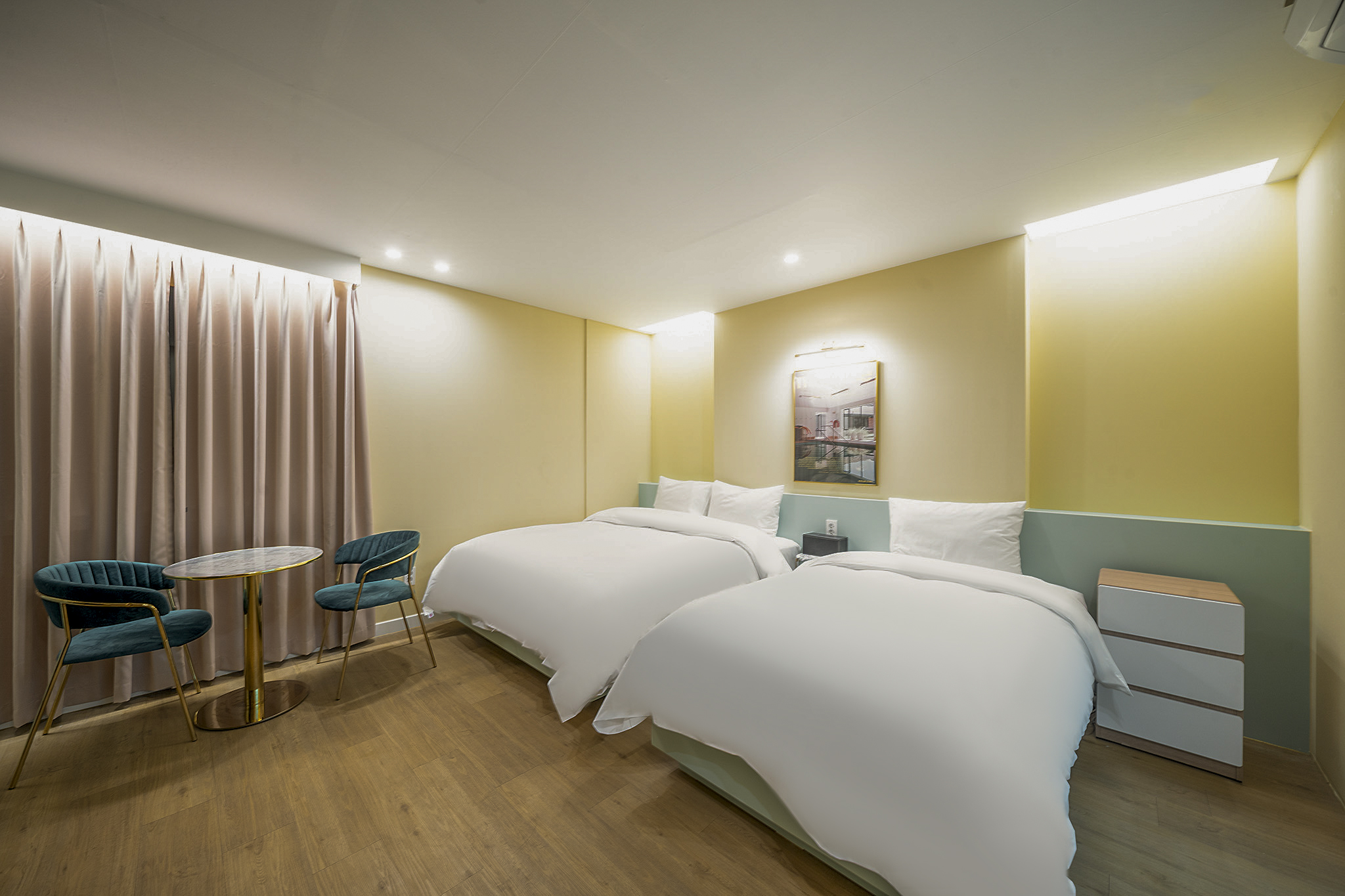 room detail thumbnail 2