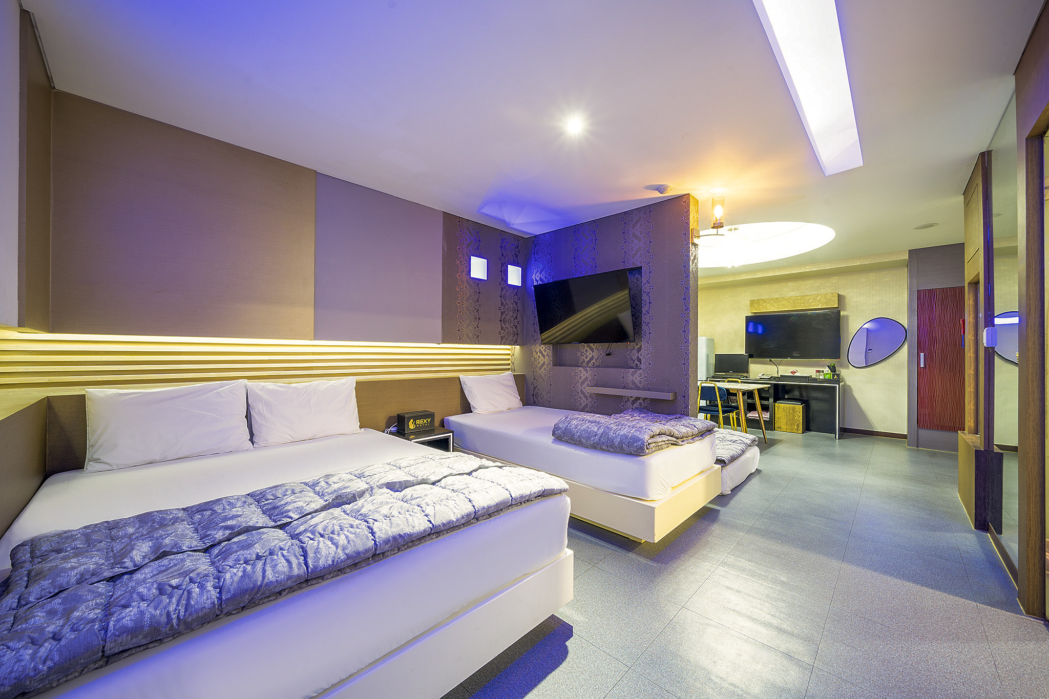 room detail thumbnail 2