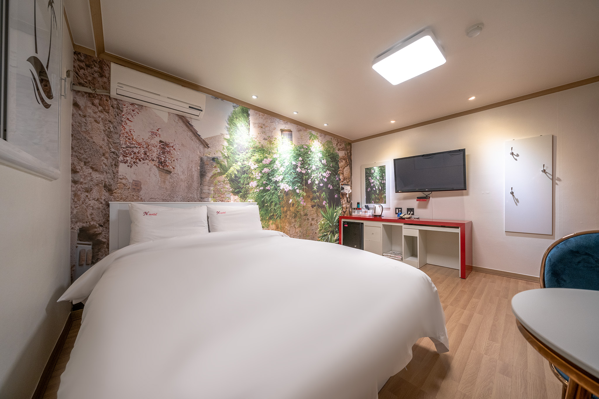 room detail thumbnail 2