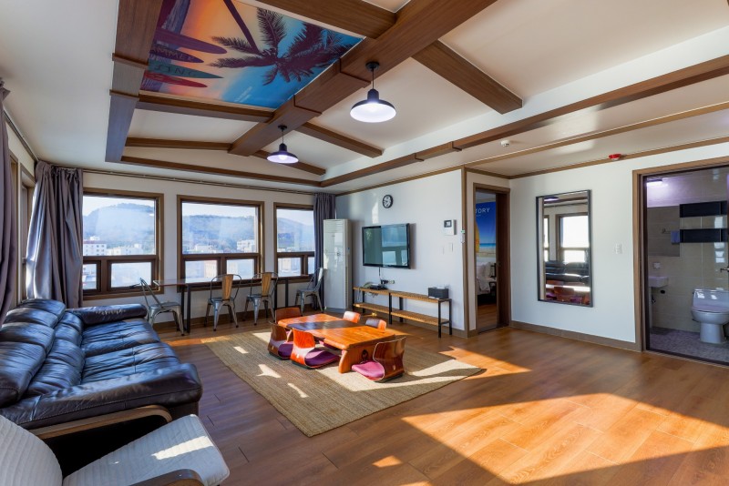 room detail thumbnail 1