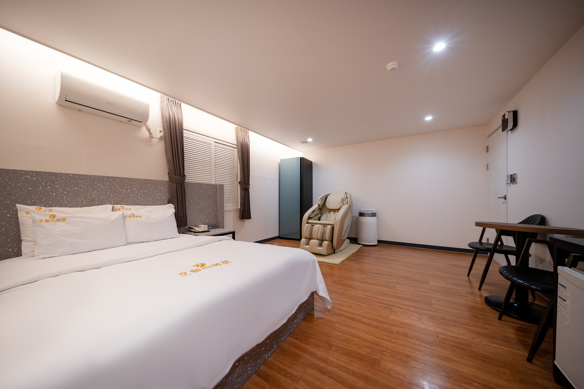 room detail thumbnail 1