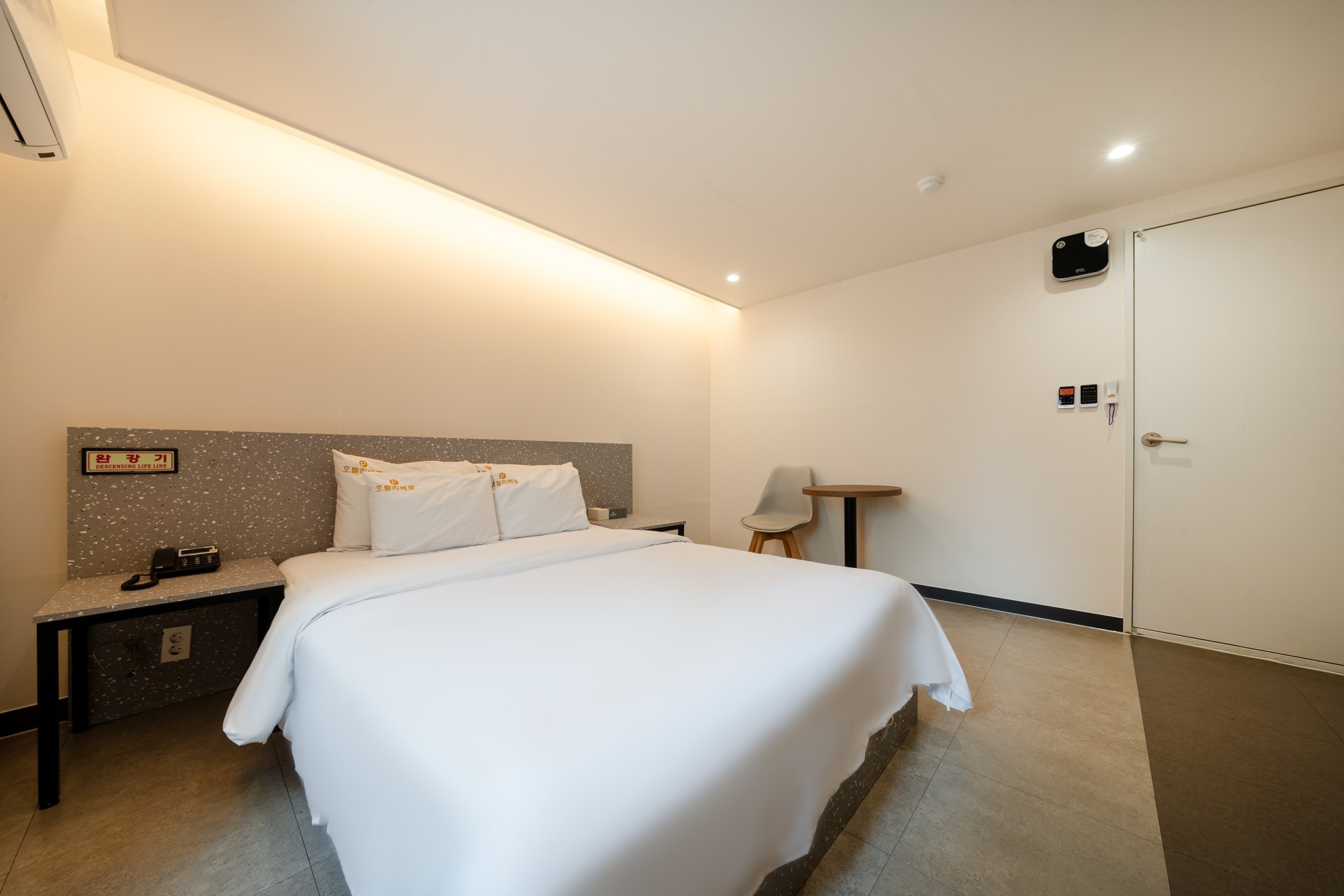 room detail thumbnail 2