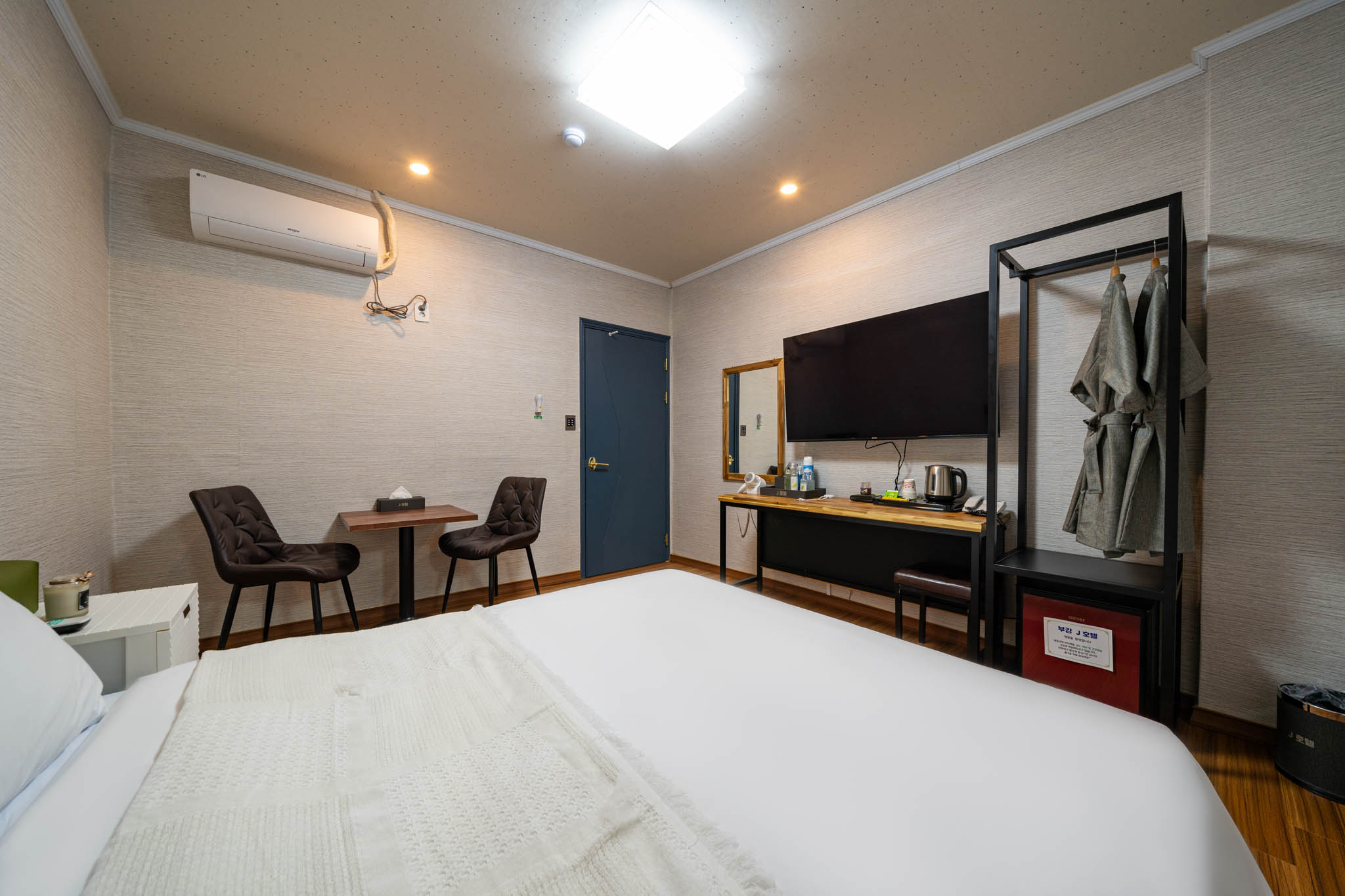 room detail thumbnail 2
