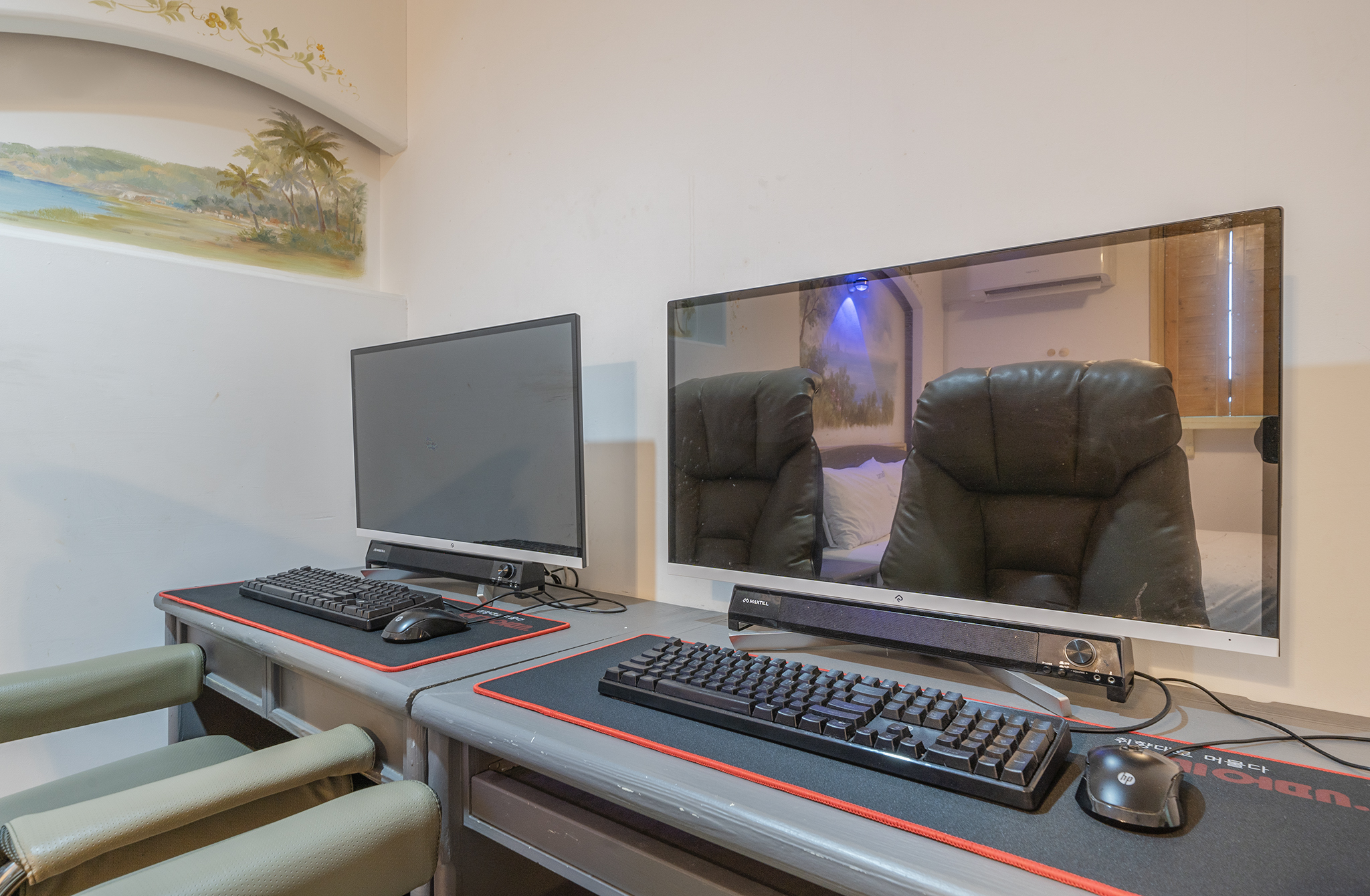 room detail thumbnail 2