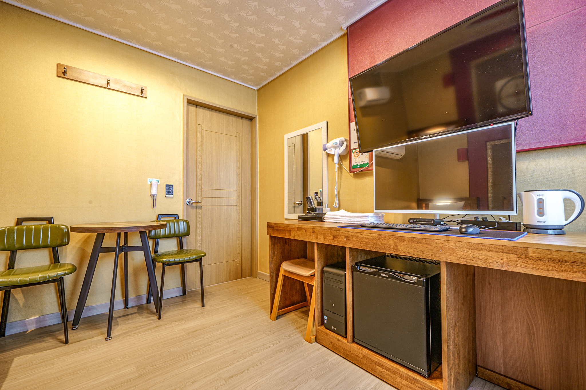 room detail thumbnail 2
