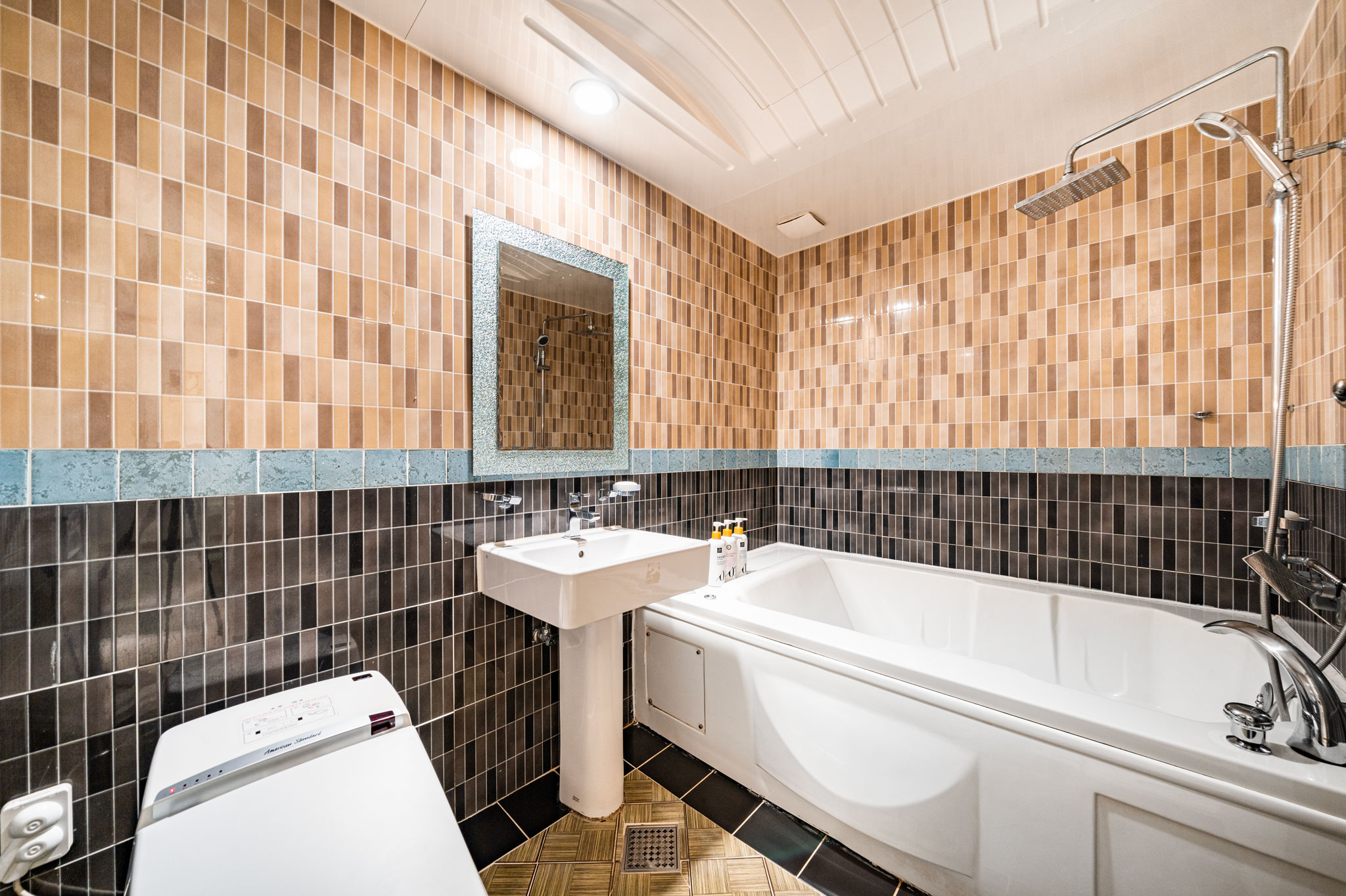 room detail thumbnail 2