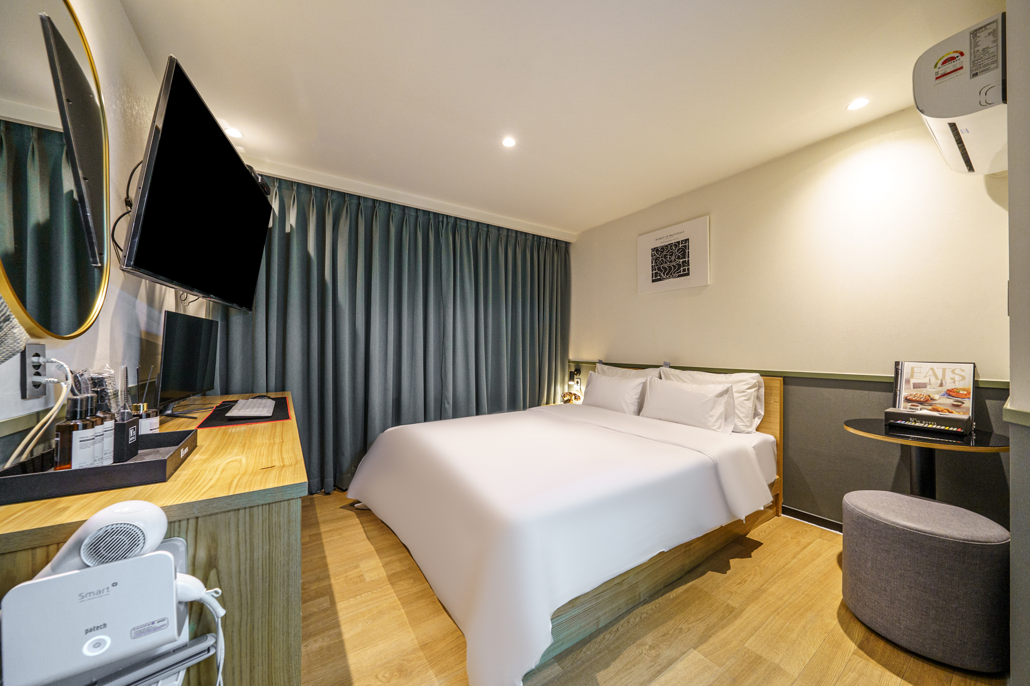 room detail thumbnail 2