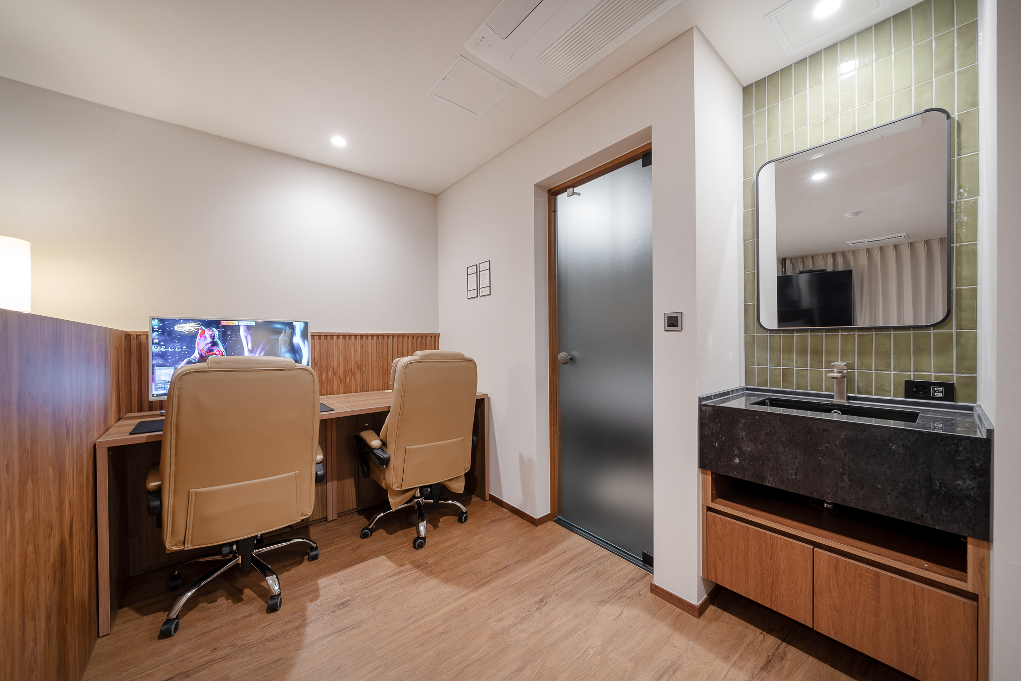 room detail thumbnail 2