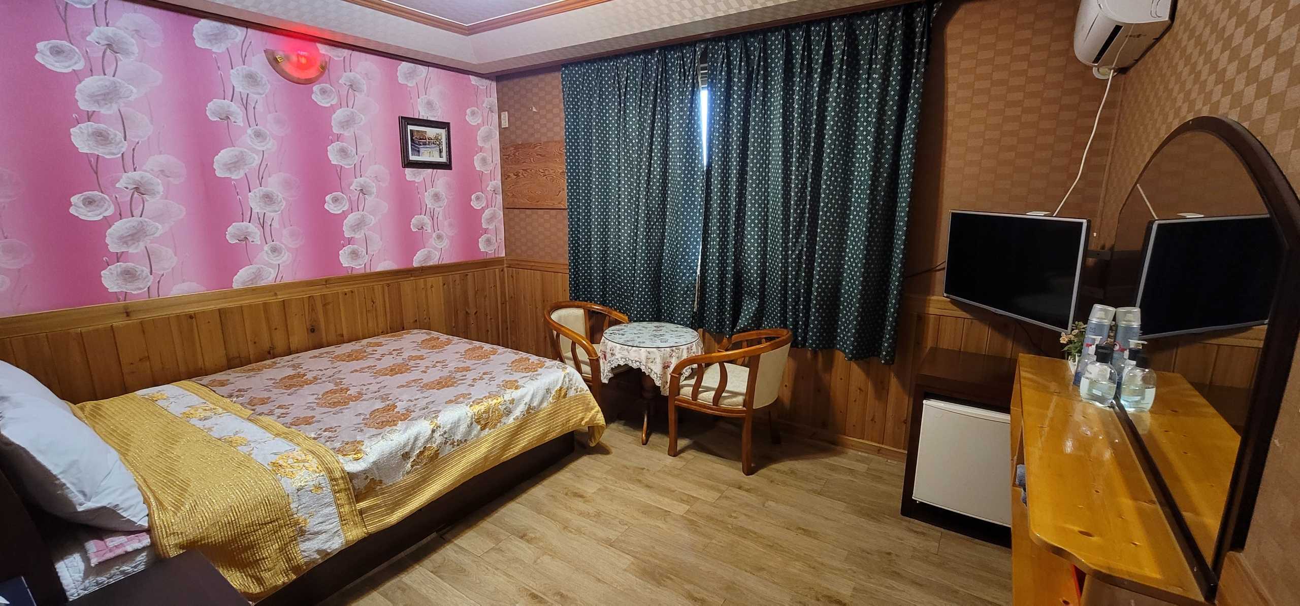 room detail thumbnail 2