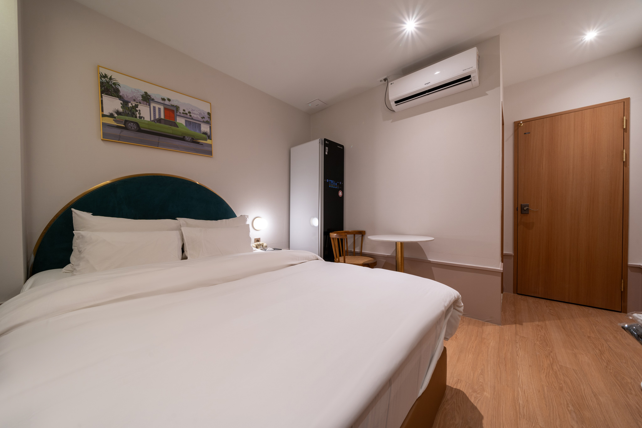 room detail thumbnail 2