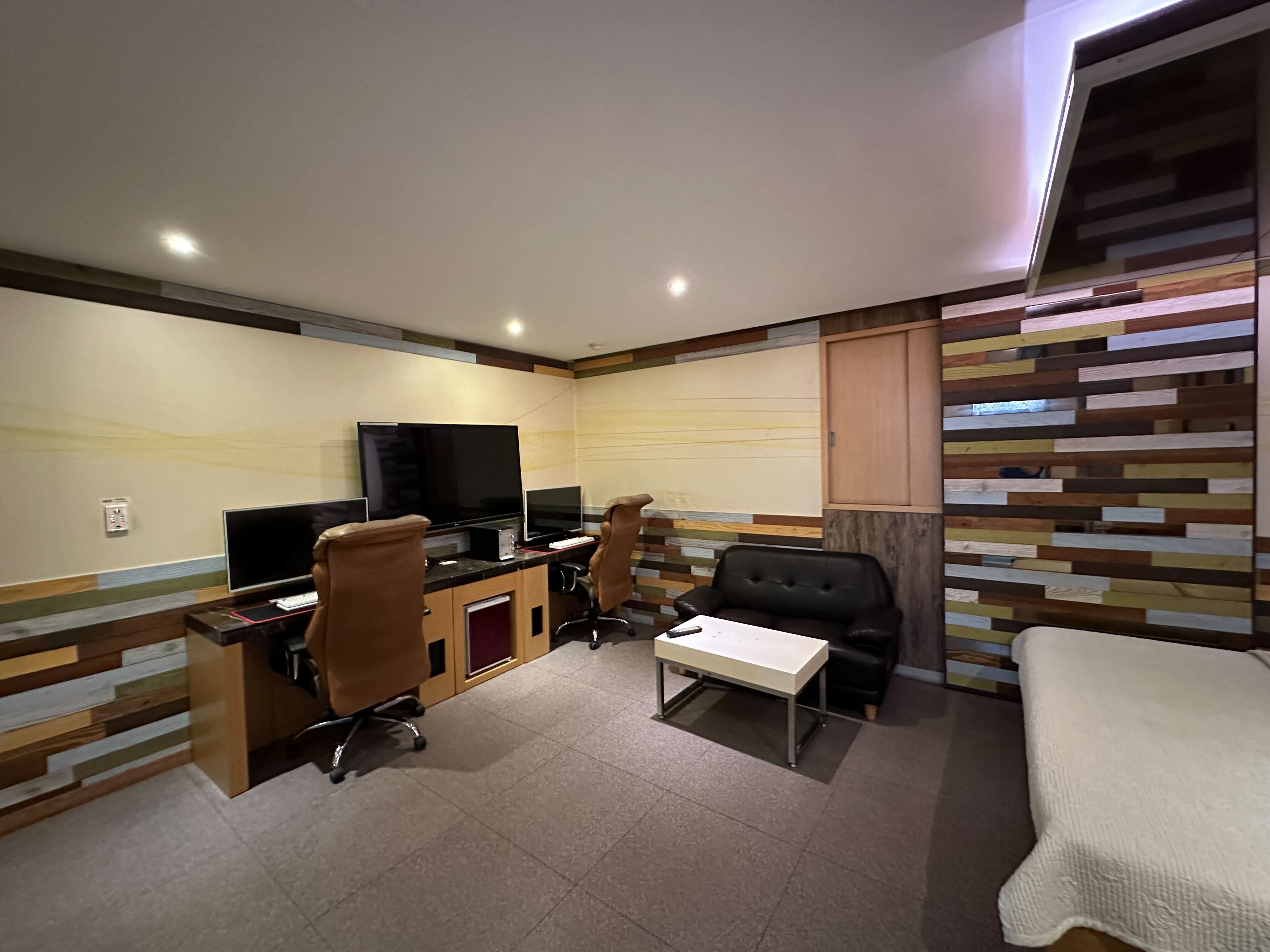 room detail thumbnail 2